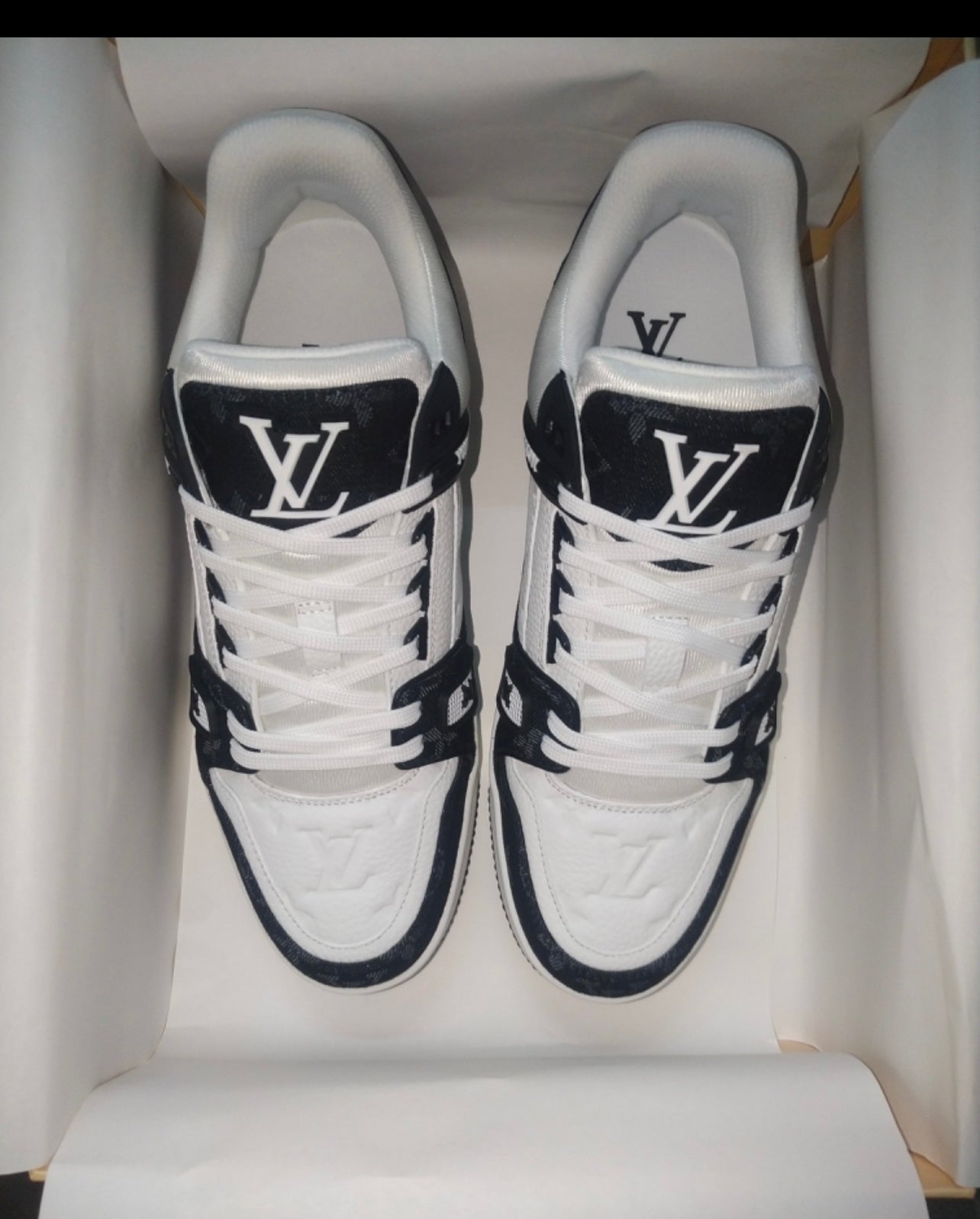 Sneakers Lv Trainers black And white facture 10/10 quality