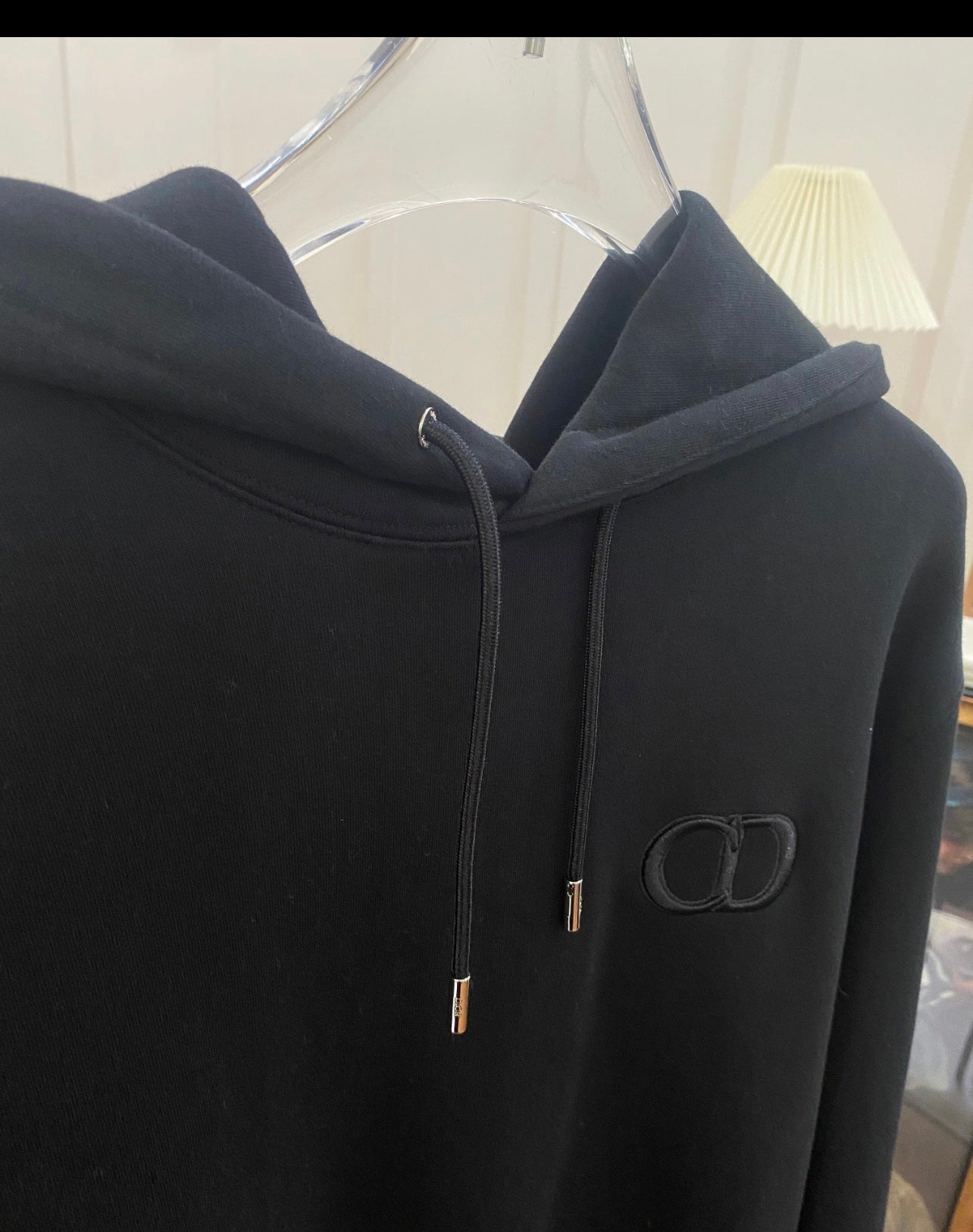 Schwarzes Sweatshirt mit CD-Rechnung