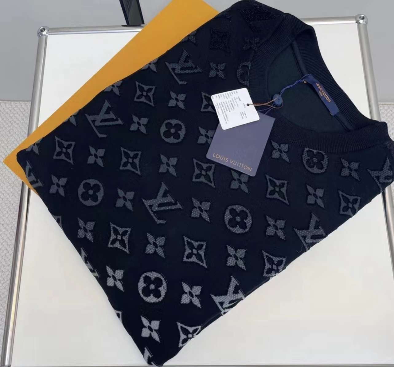 Schwarzes LV-Sweatshirt mit Muster