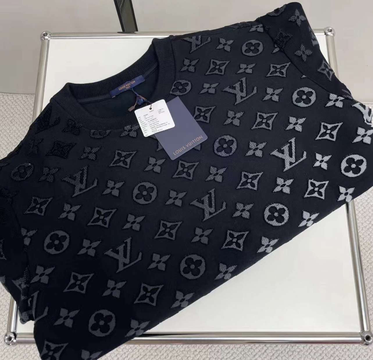 Schwarzes LV-Sweatshirt mit Muster