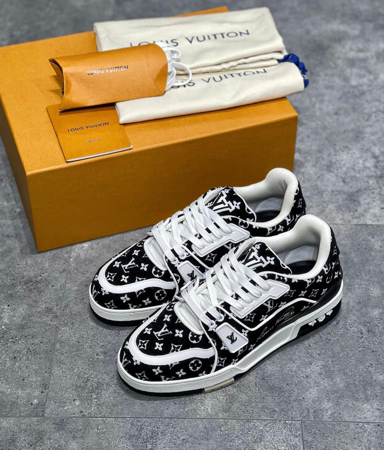 Sneakers Lv Trainers noir daim facture