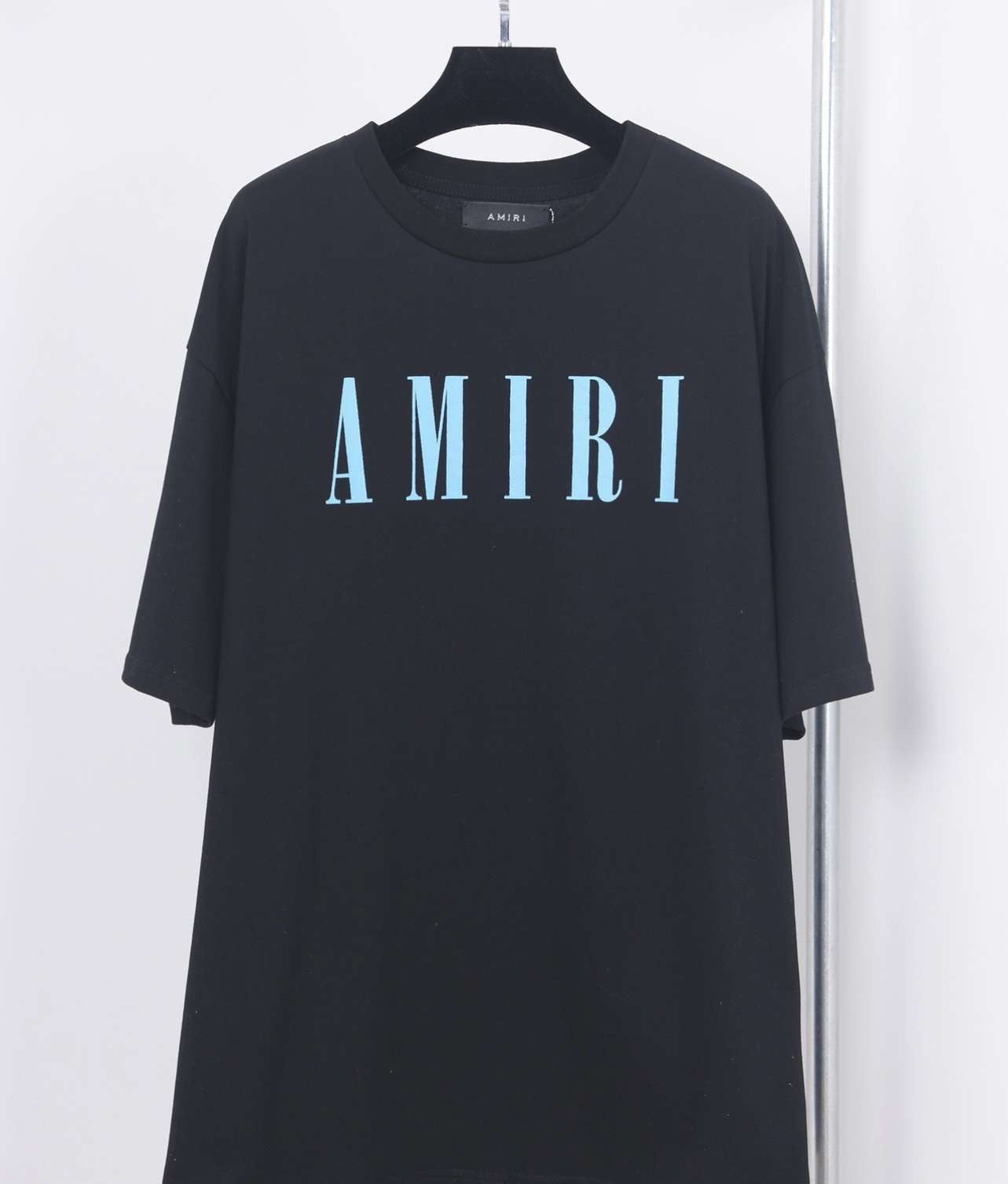 Amr schwarz-blaues T-Shirt