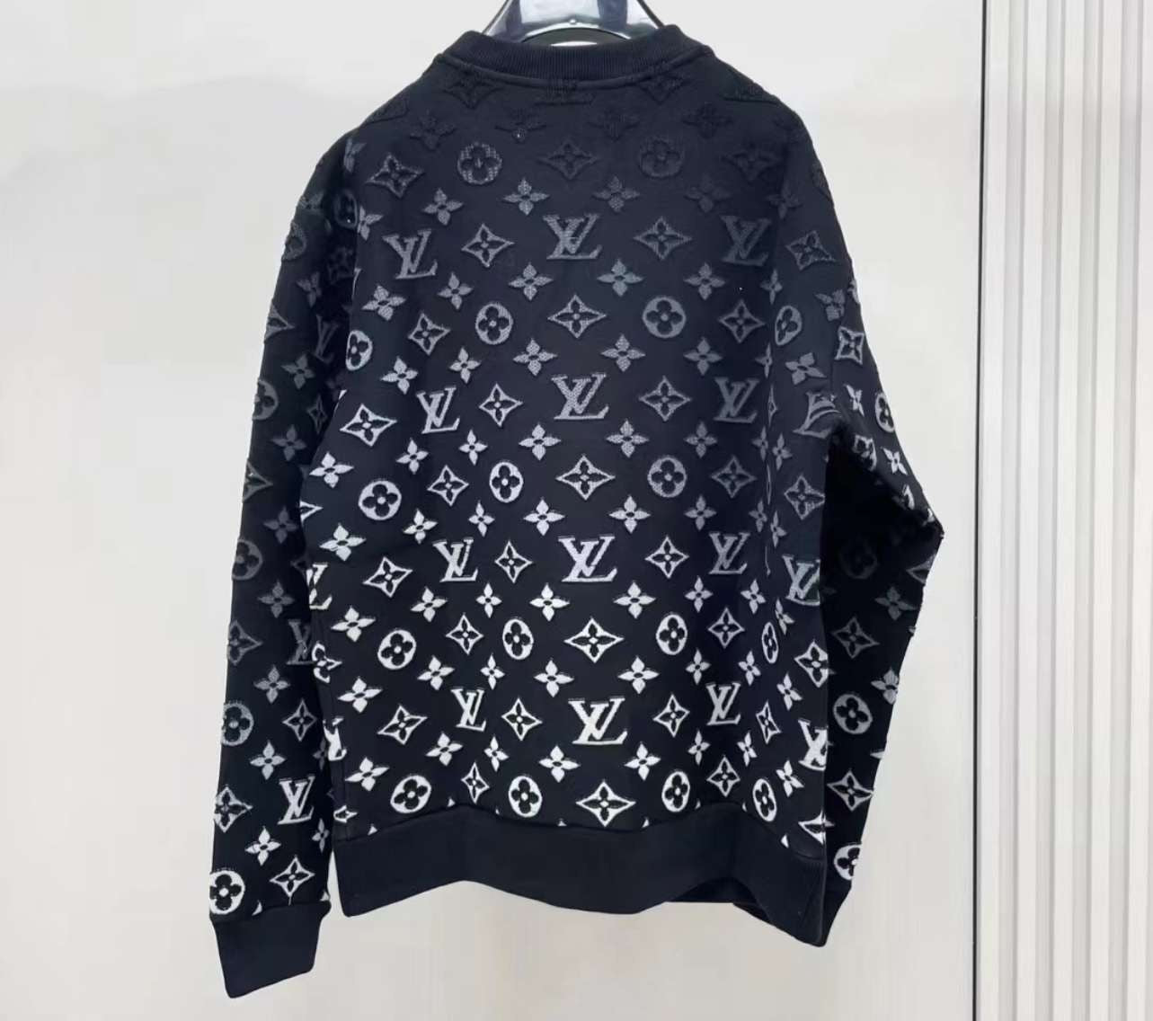 Schwarzes LV-Sweatshirt mit Muster