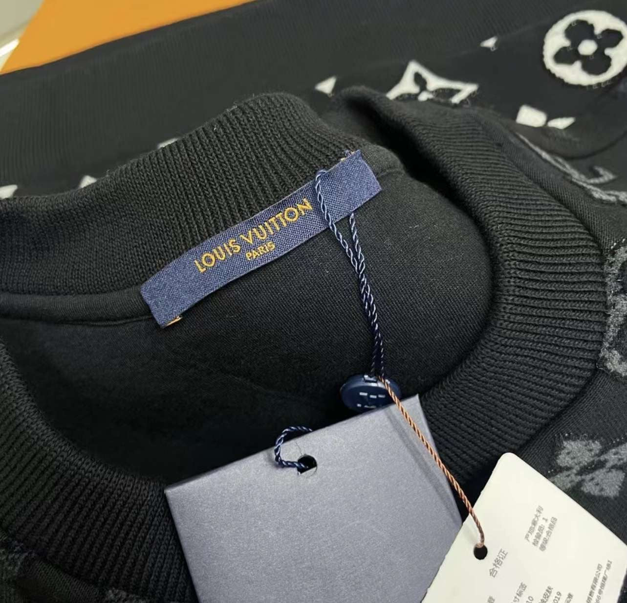 Schwarzes LV-Sweatshirt mit Muster