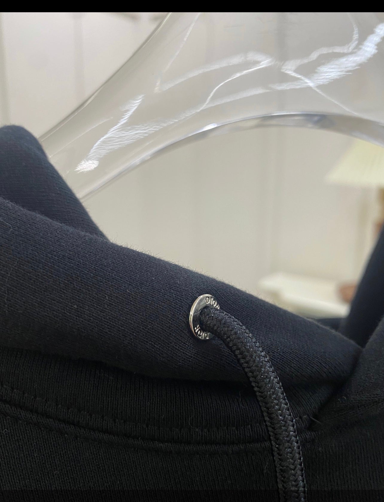 Schwarzes Sweatshirt mit CD-Rechnung