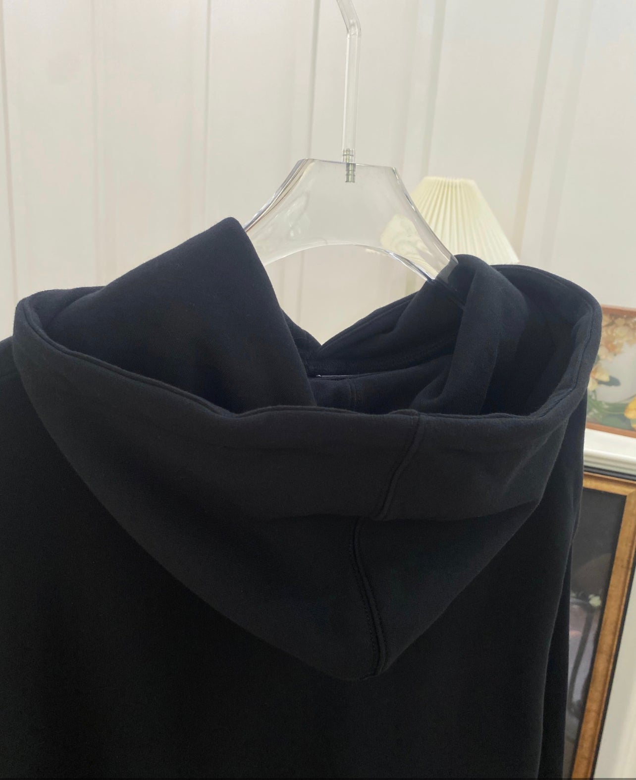 Schwarzes Sweatshirt mit CD-Rechnung