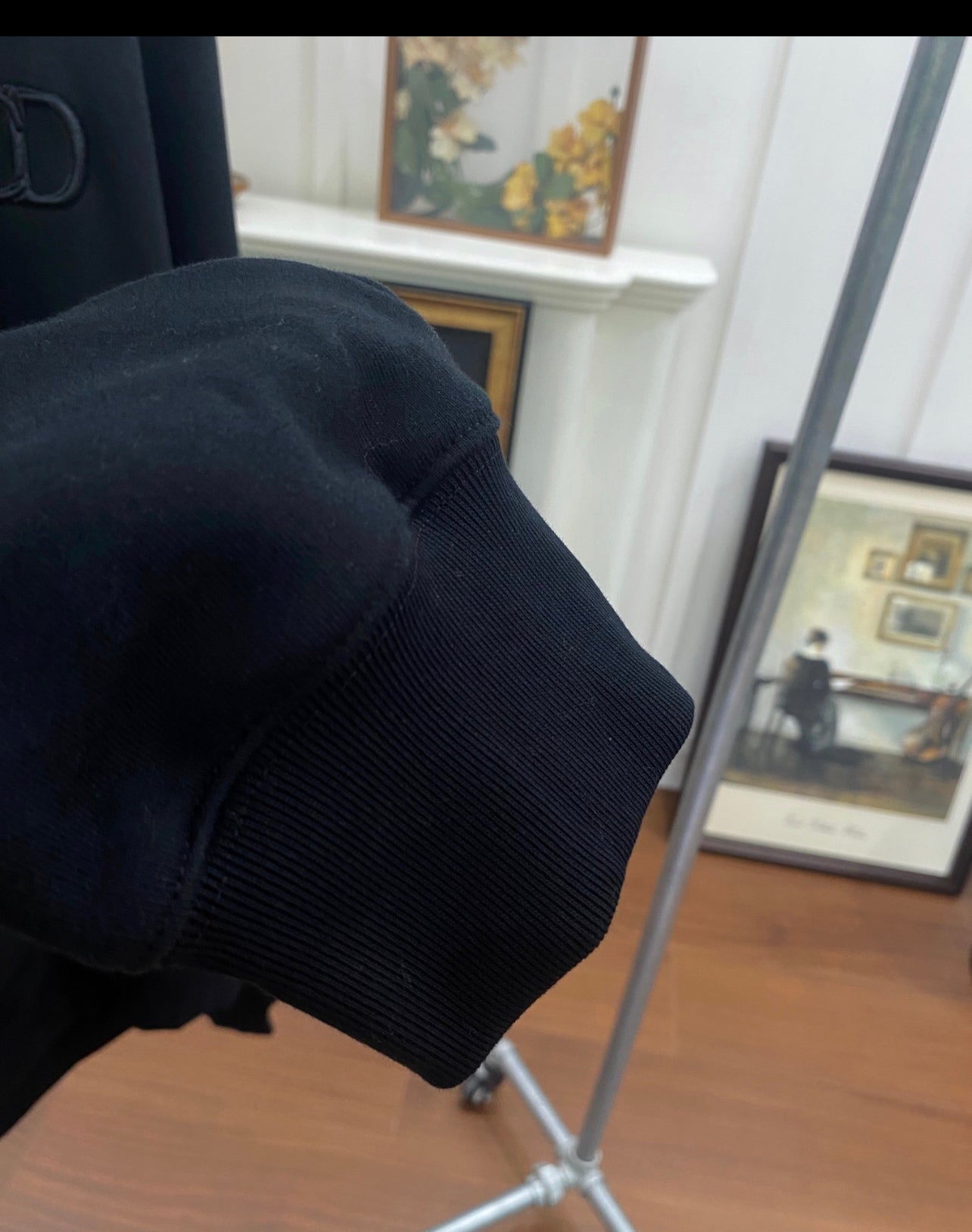 Schwarzes Sweatshirt mit CD-Rechnung