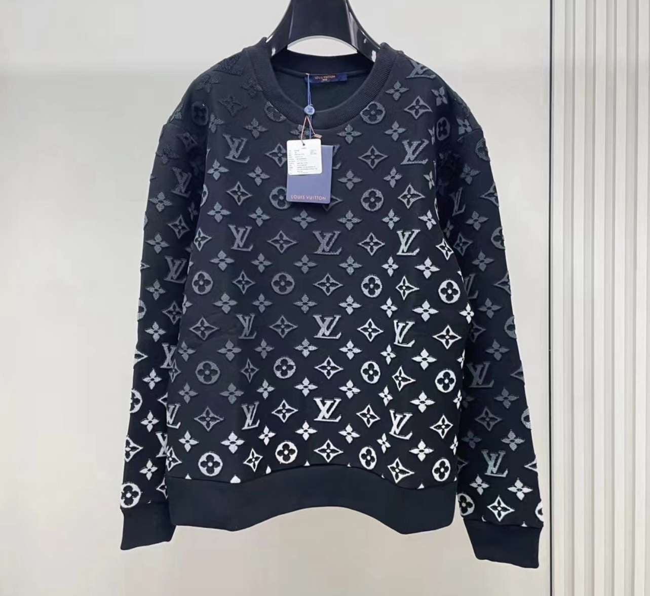 Schwarzes LV-Sweatshirt mit Muster