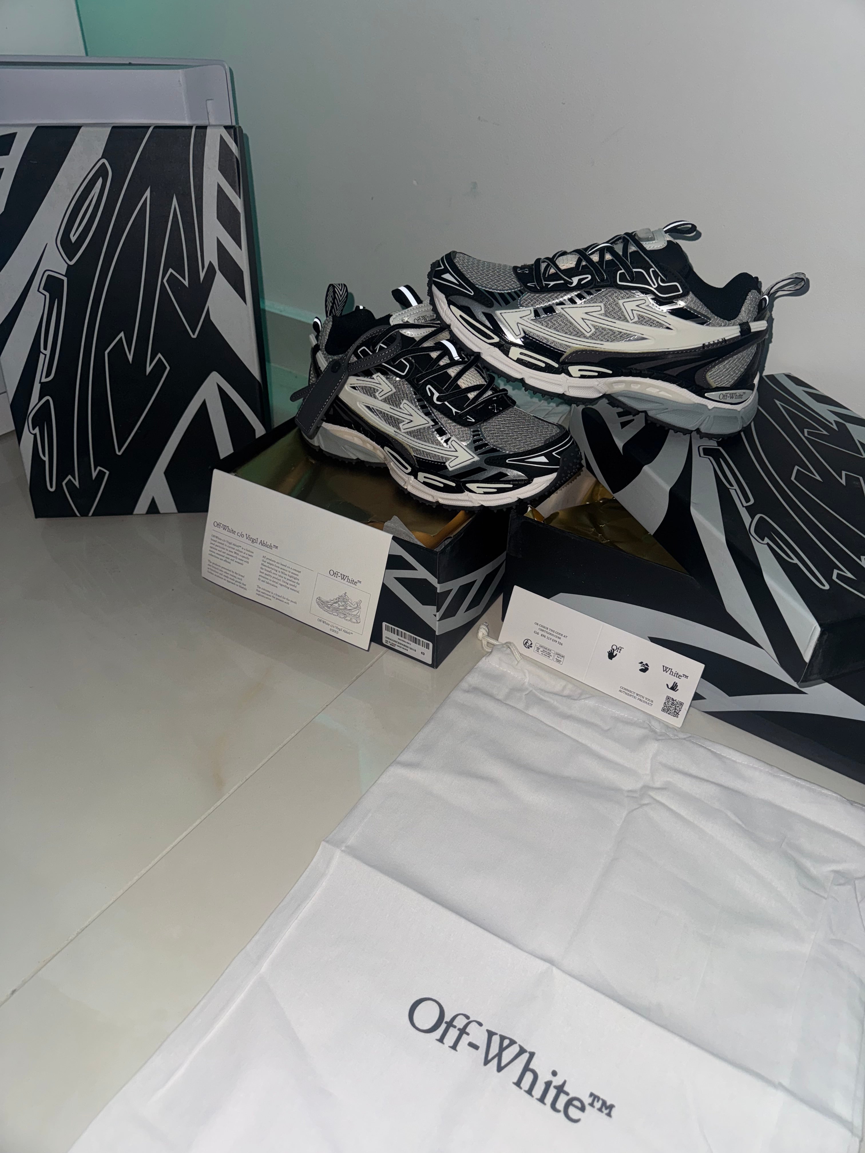 Off Wht Be Right back Black 📦 ⚡️ 🚚