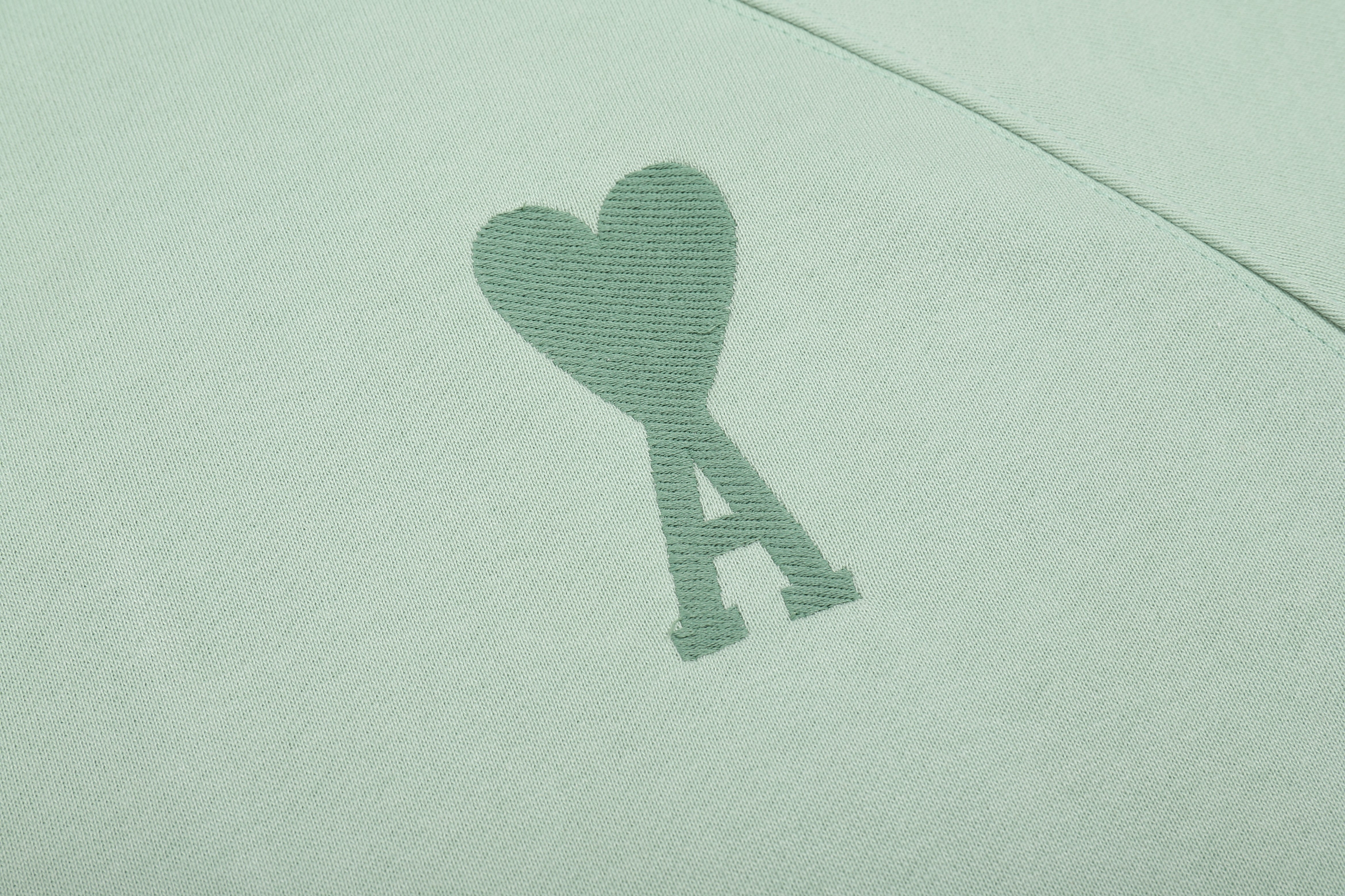 Sweat vert  à petit logo ami de cœur vert