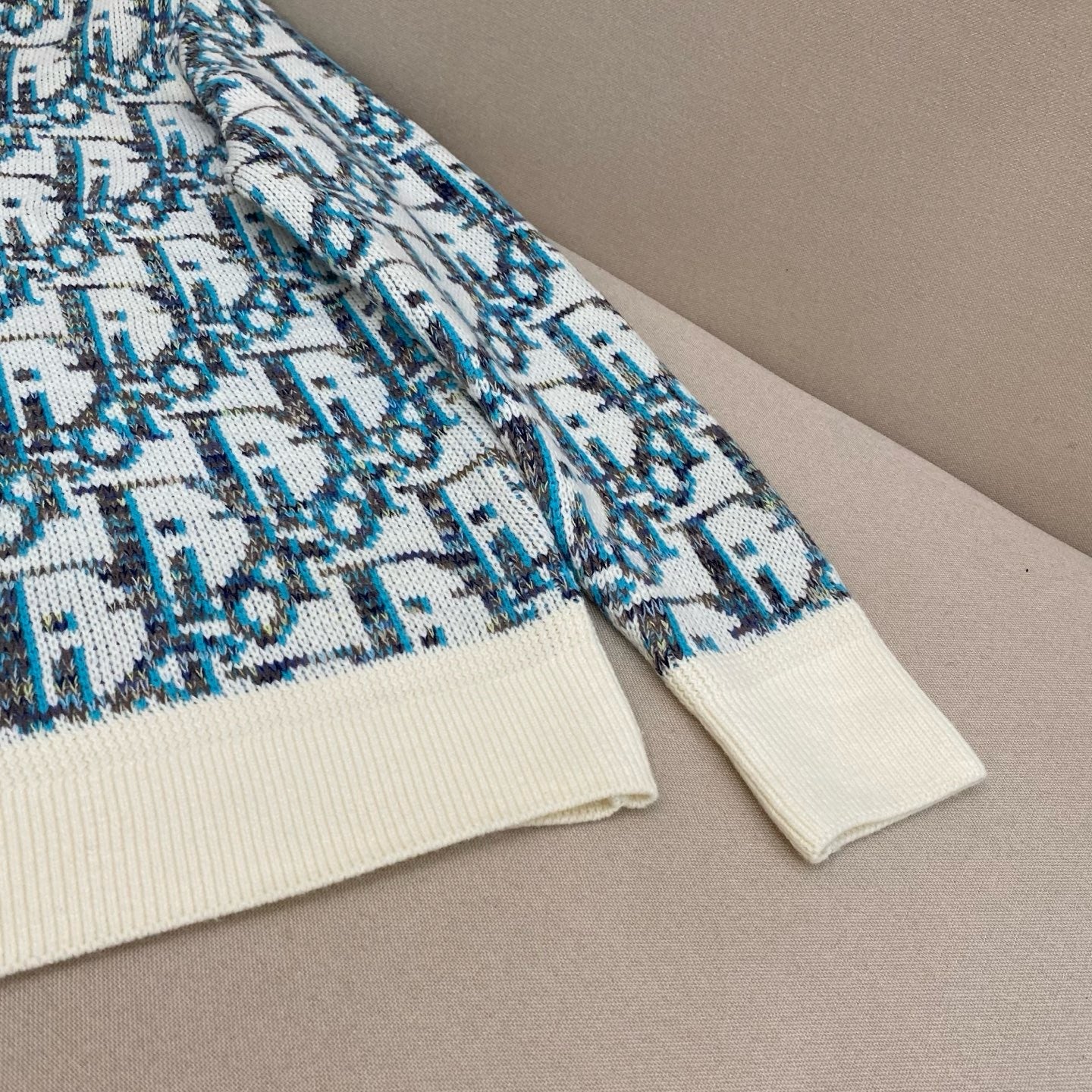 Pull CD Oblique Jacquard de laine vierge blanche et bleue
