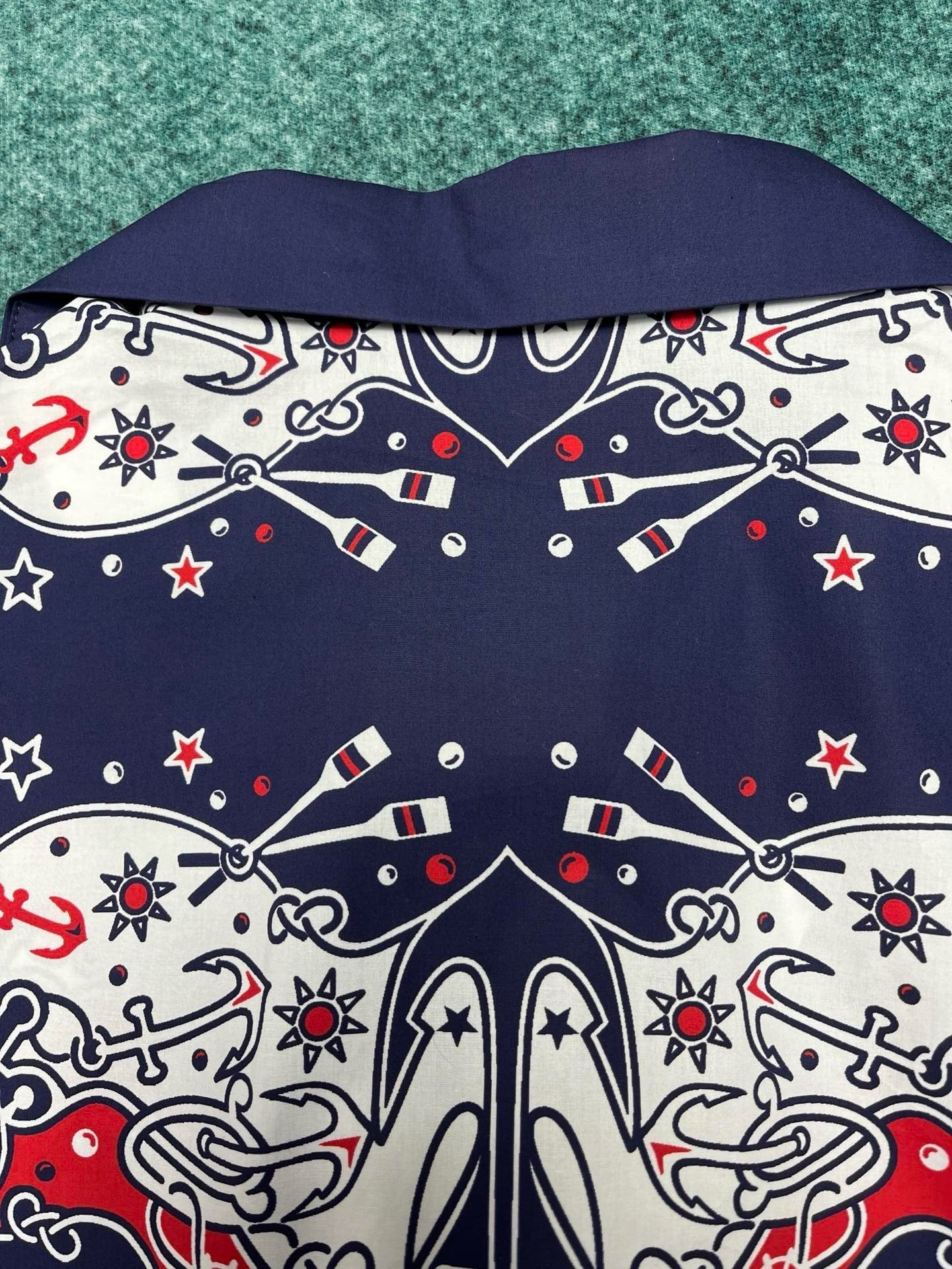 T-SHIRT AUS BAUMWOLLE MIT DOPPEL-G-BANDANA-PRINT