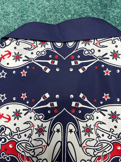 T-SHIRT AUS BAUMWOLLE MIT DOPPEL-G-BANDANA-PRINT