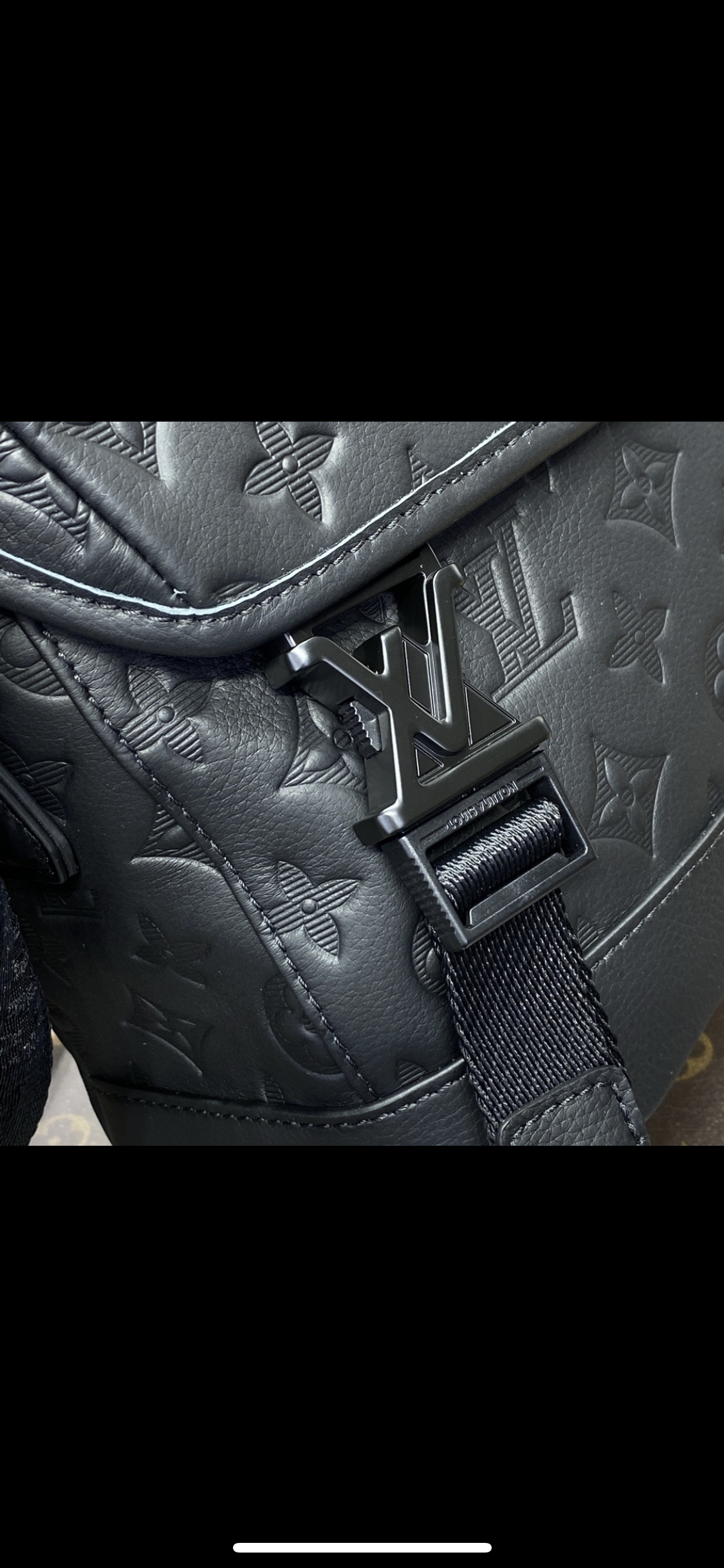 Sac messenger voyager pm toile monogram eclipse 2024 Facture 10/10