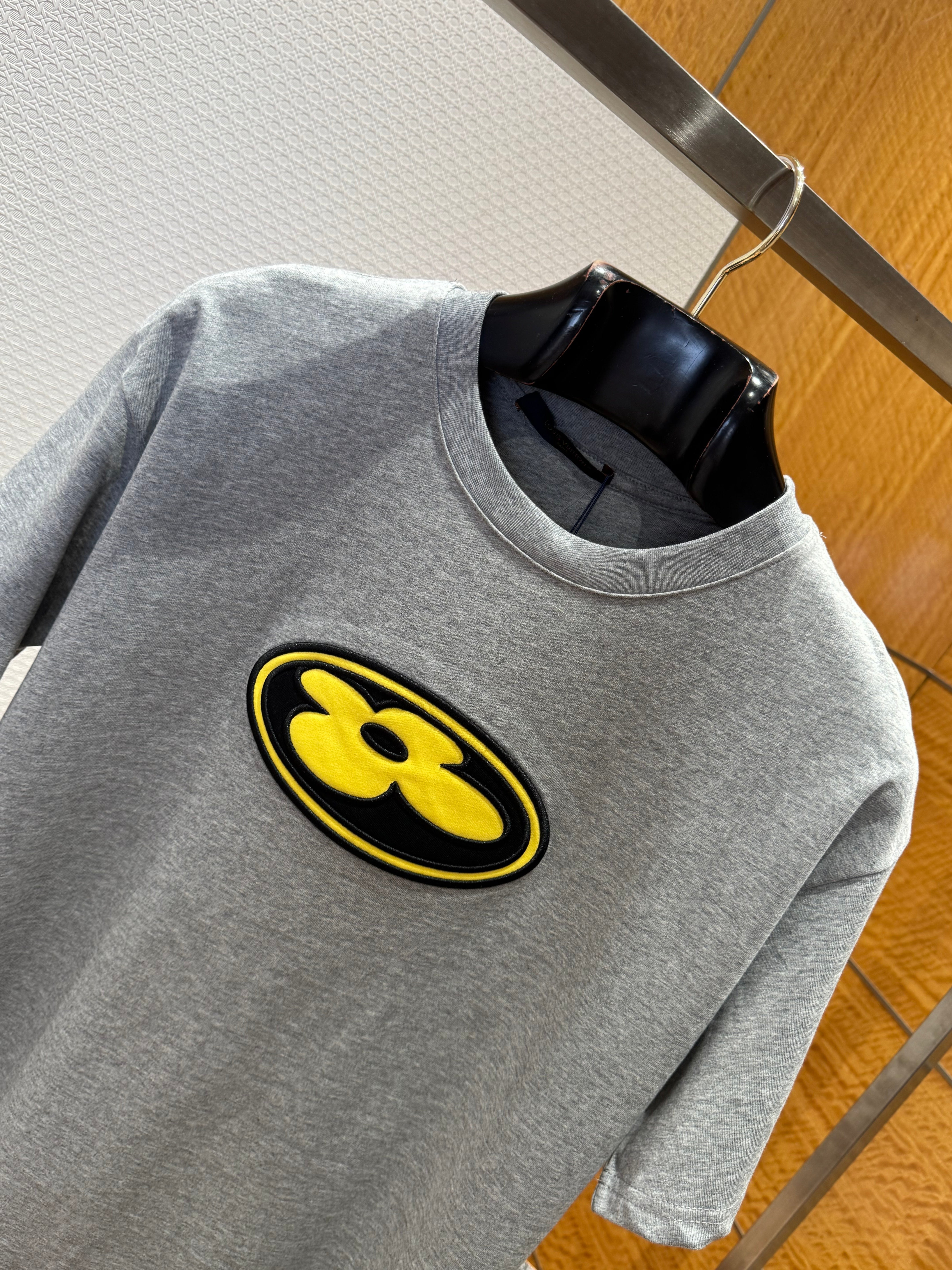 Tee-shirt à patch graphique lv