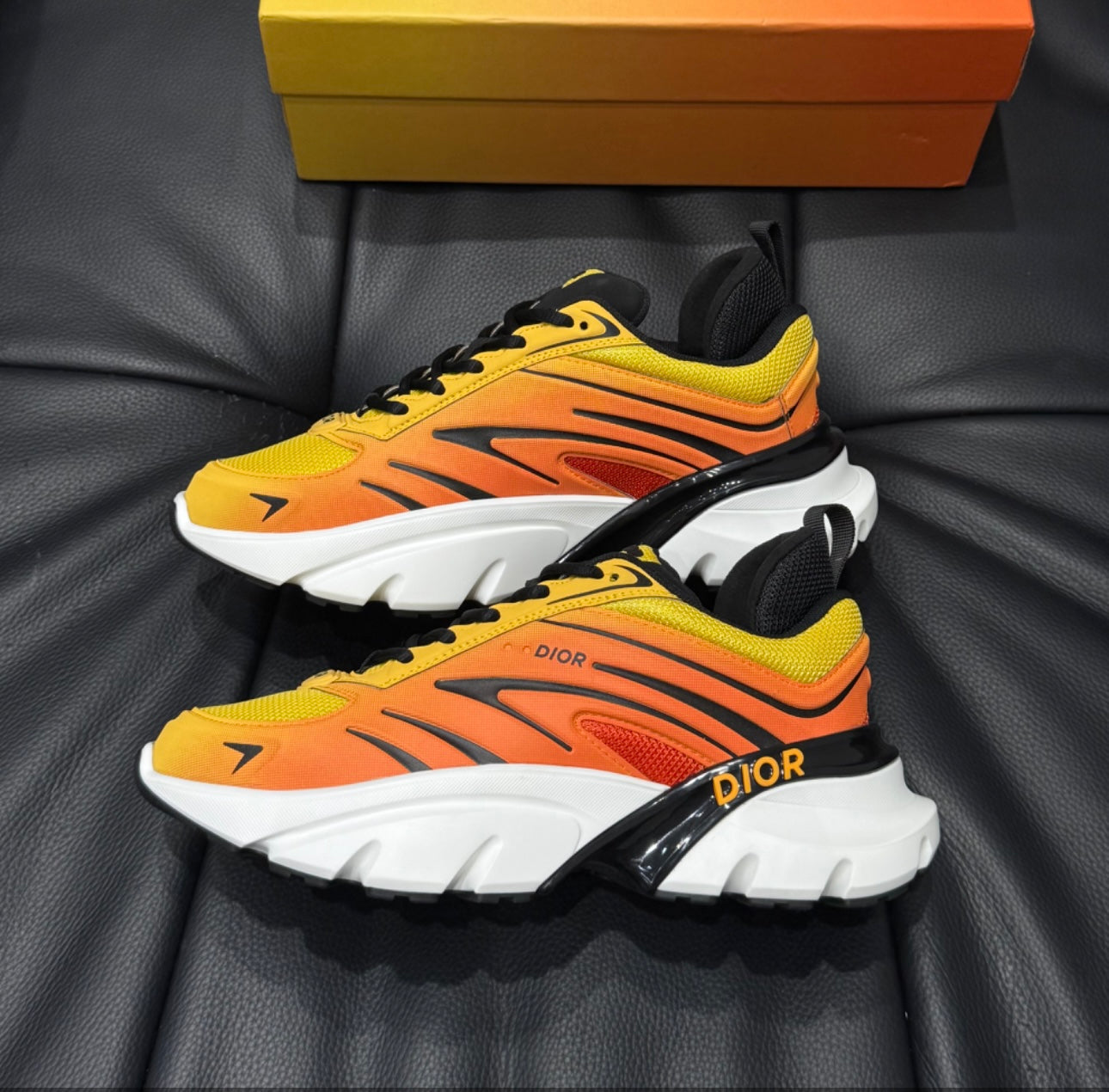 Sneaker B44 Blade DIOR AND LEWIS HAMILTON – ÉDITION LIMITÉE ET NUMÉROTÉE Maille technique orange gradient et tissu technique orange gradient