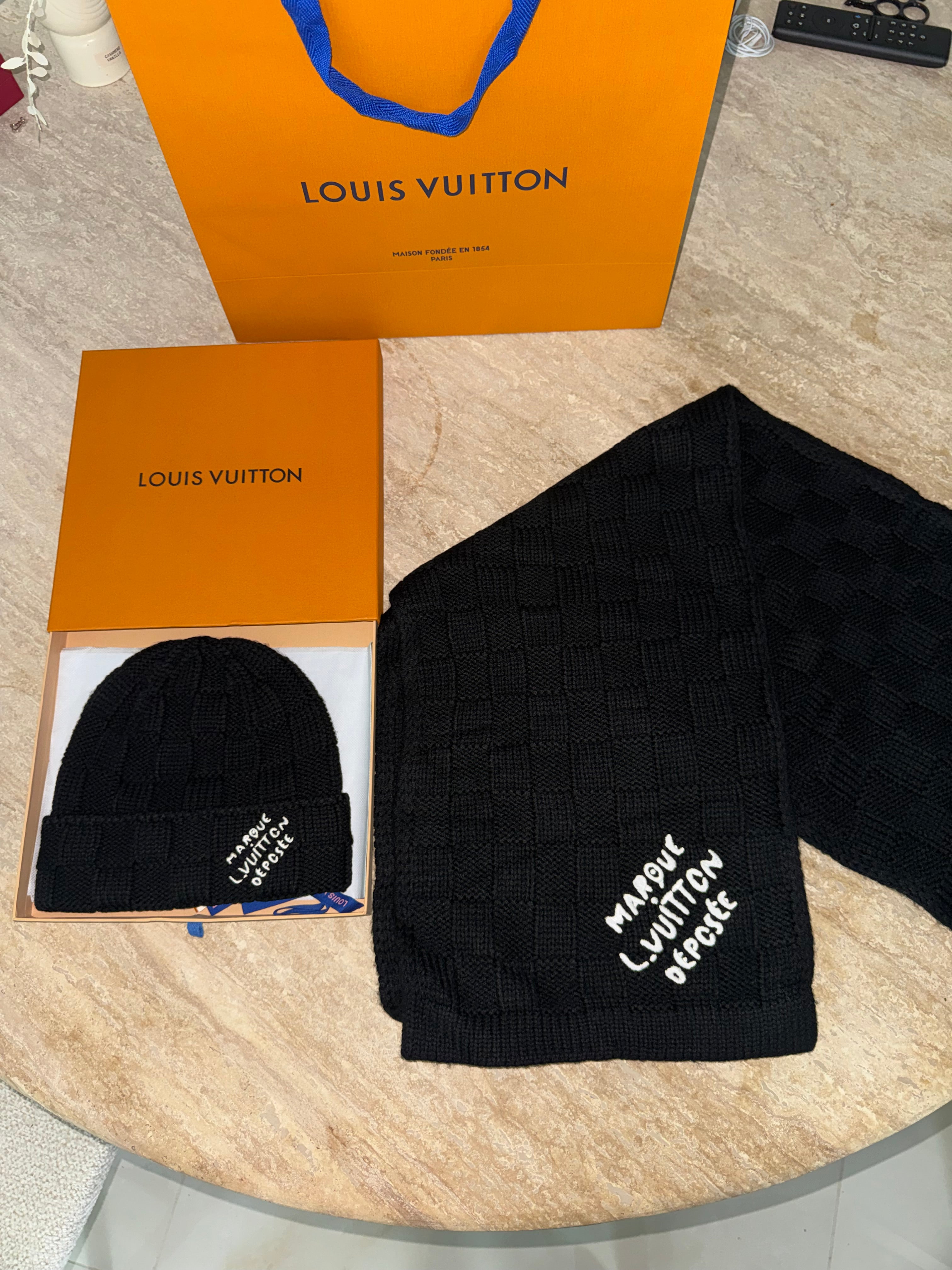 Bonnet Lv Maison Déposée NOIR avec ticket 📦⚡️🚚