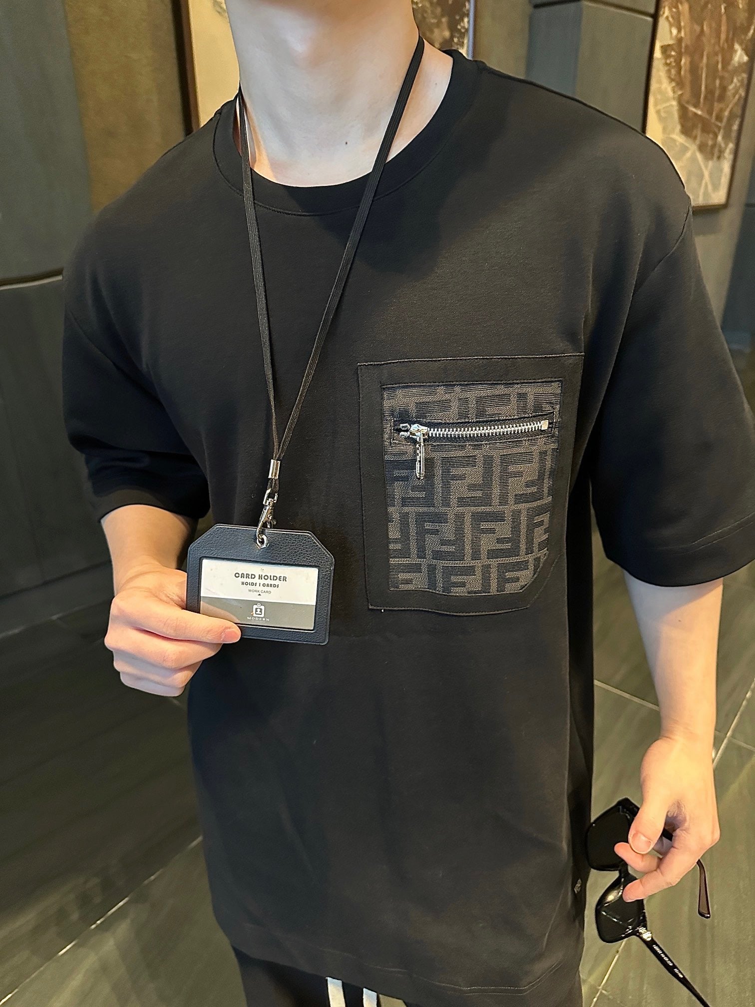 Finden Sie ein schwarzes T-Shirt mit Taschen