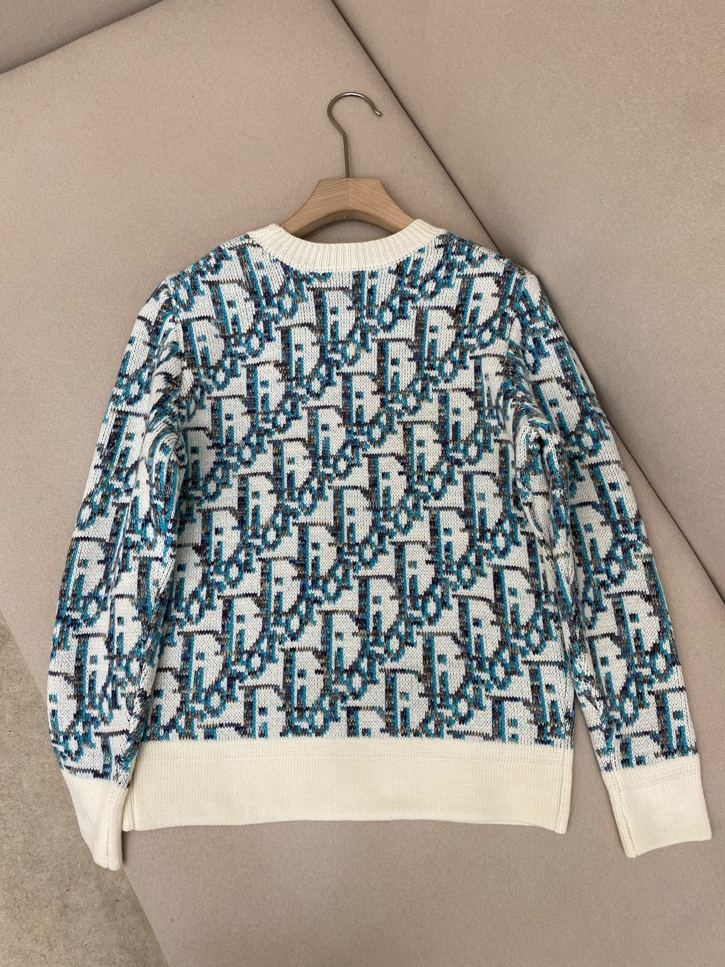 Pull CD Oblique Jacquard de laine vierge blanche et bleue