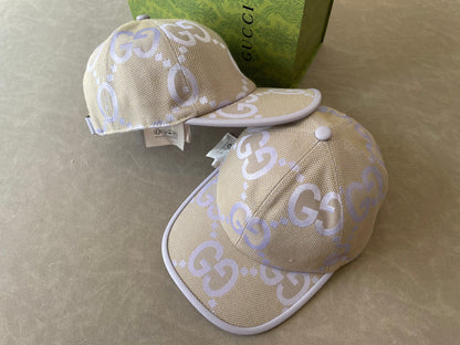 Lila Jumbo-GG-Mütze mit Ticket