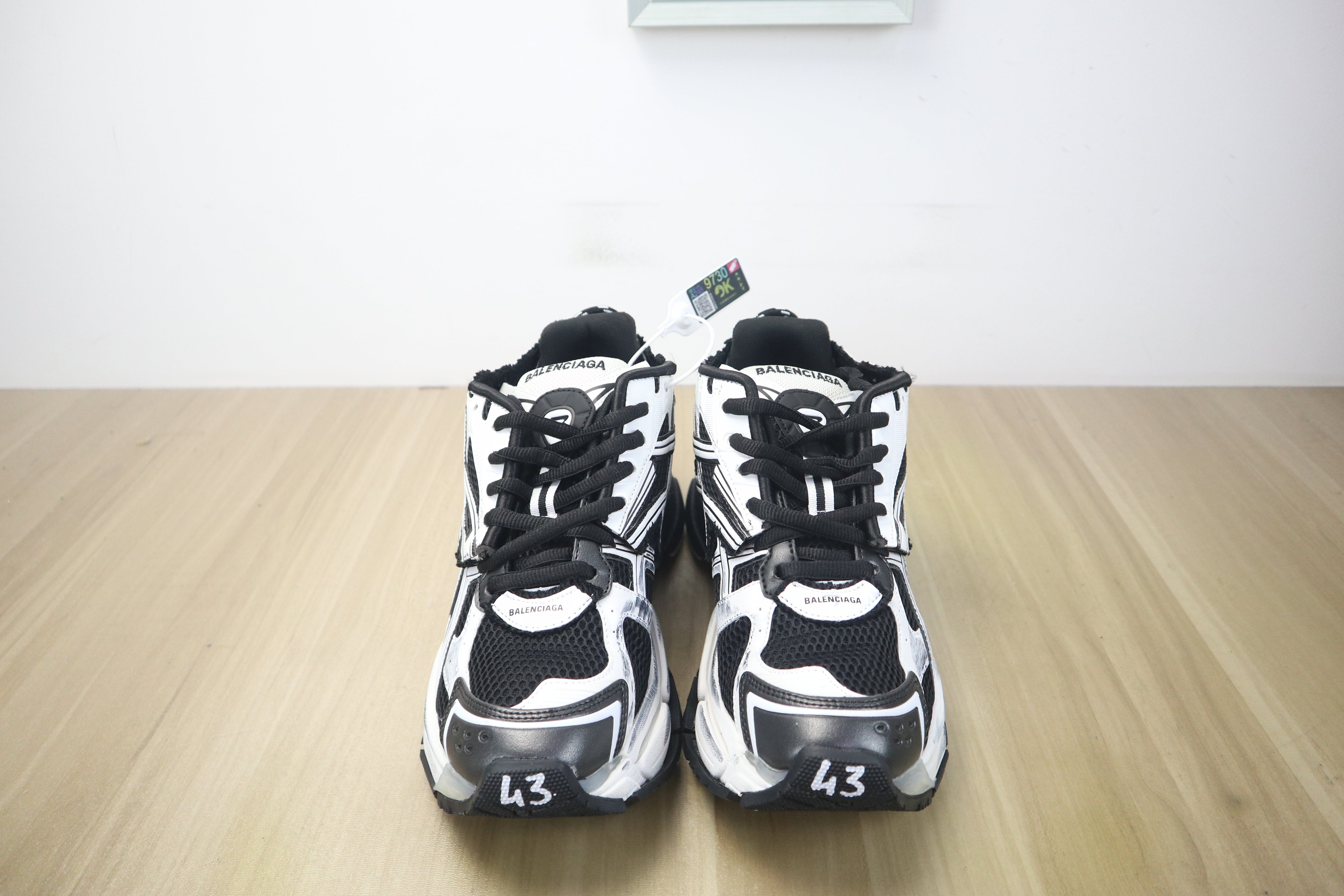 Blncg Runner black white invoice