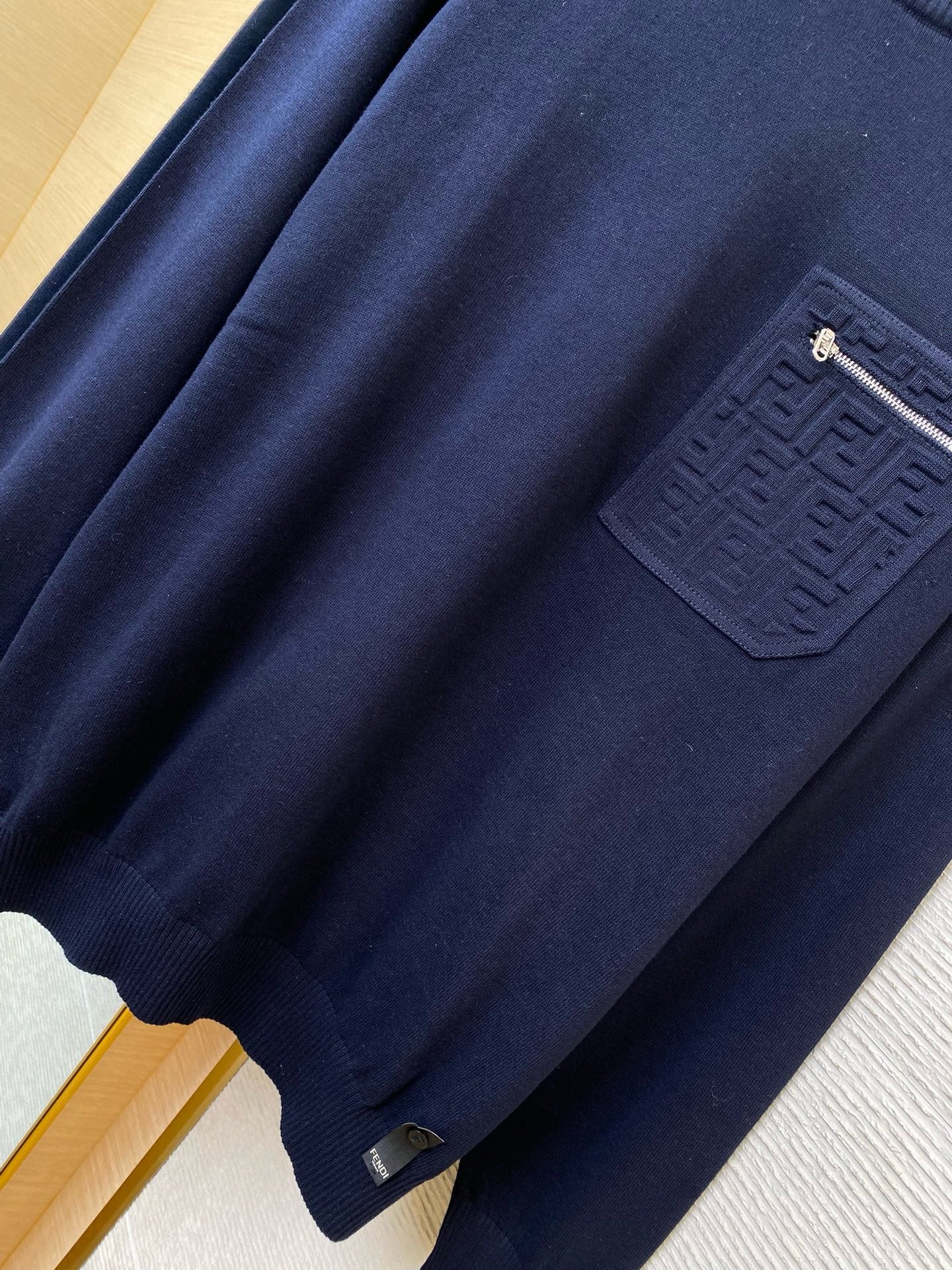 Pull en laine bleu marine FF 10/10