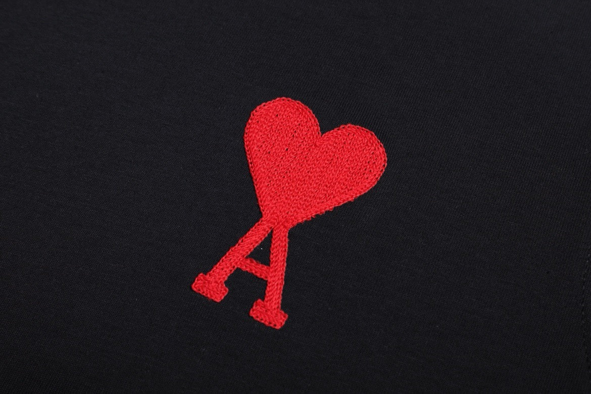 T-shirt noir à petit logo ami de cœur rouge