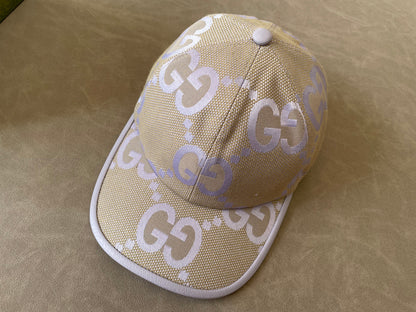 Lila Jumbo-GG-Mütze mit Ticket