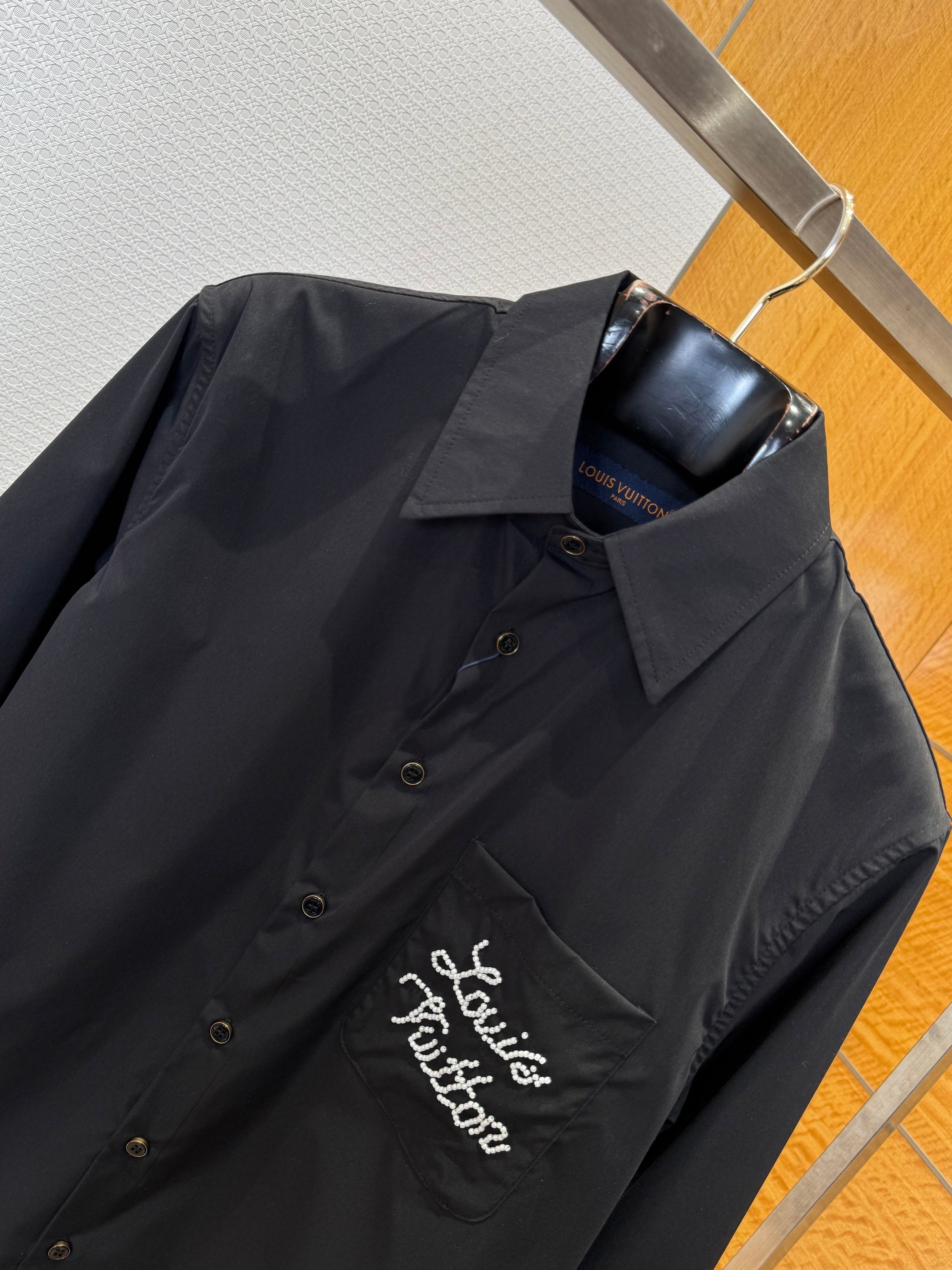 Chemise manches longues à signature brodée lv