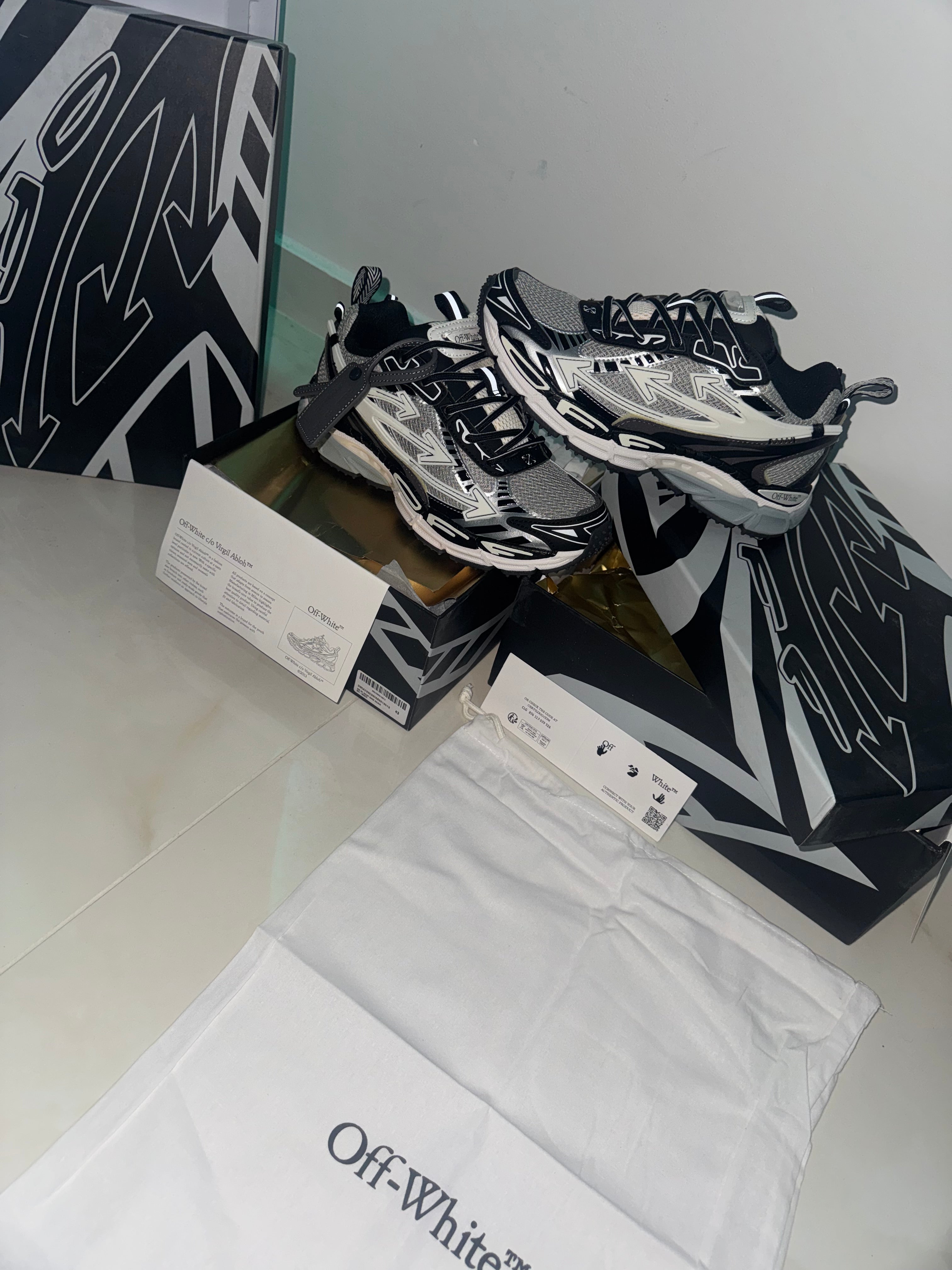 Off Wht Be Right back Black 📦 ⚡️ 🚚