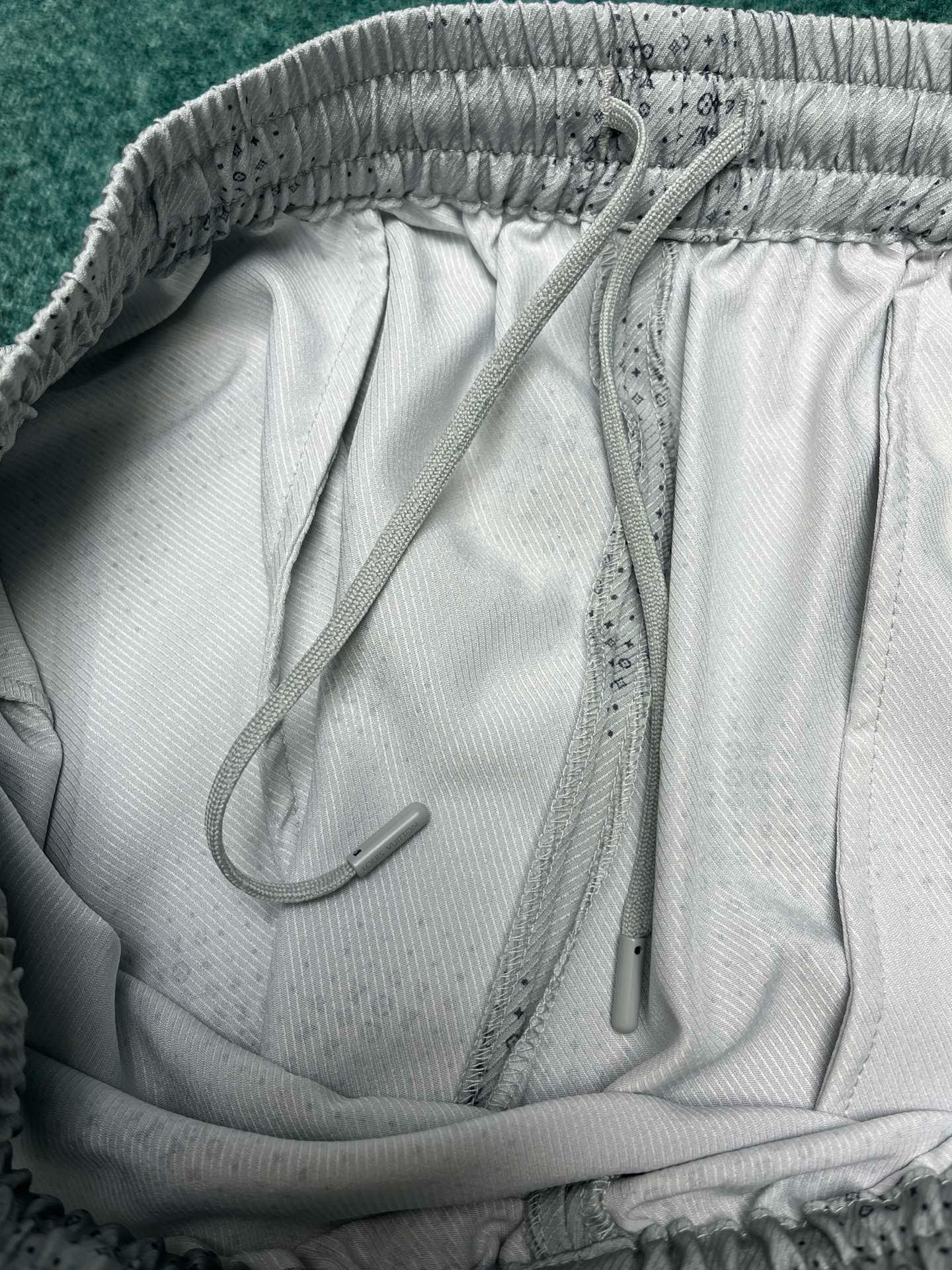 Seidenshorts mit LV-Monogramm-Print