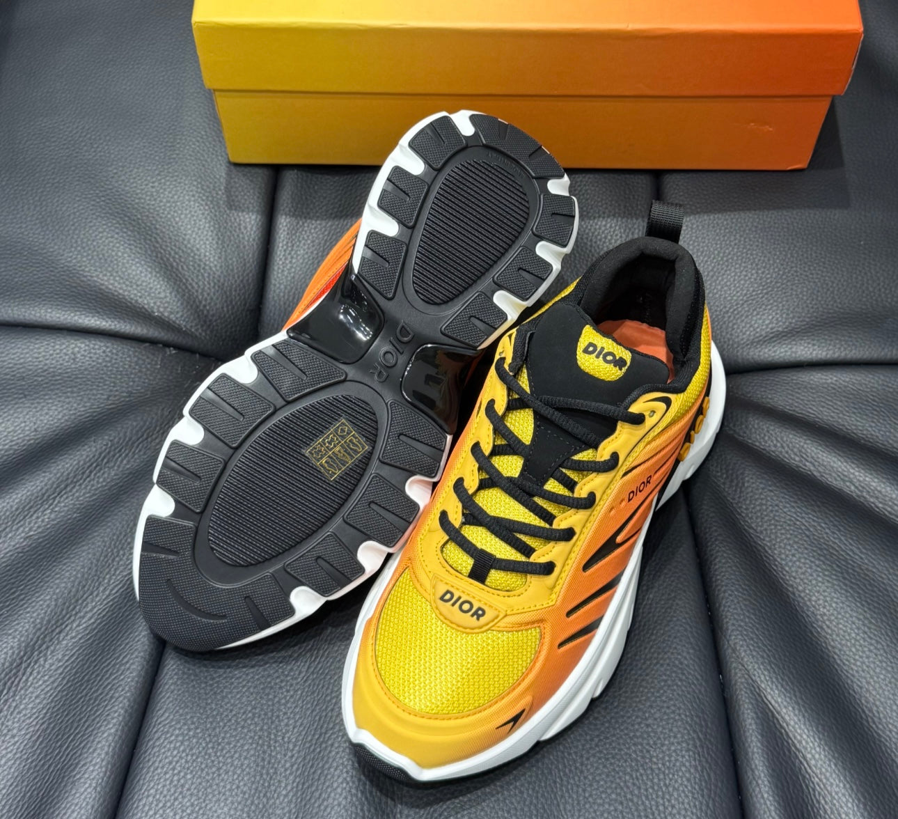 Sneaker B44 Blade DIOR AND LEWIS HAMILTON – ÉDITION LIMITÉE ET NUMÉROTÉE Maille technique orange gradient et tissu technique orange gradient