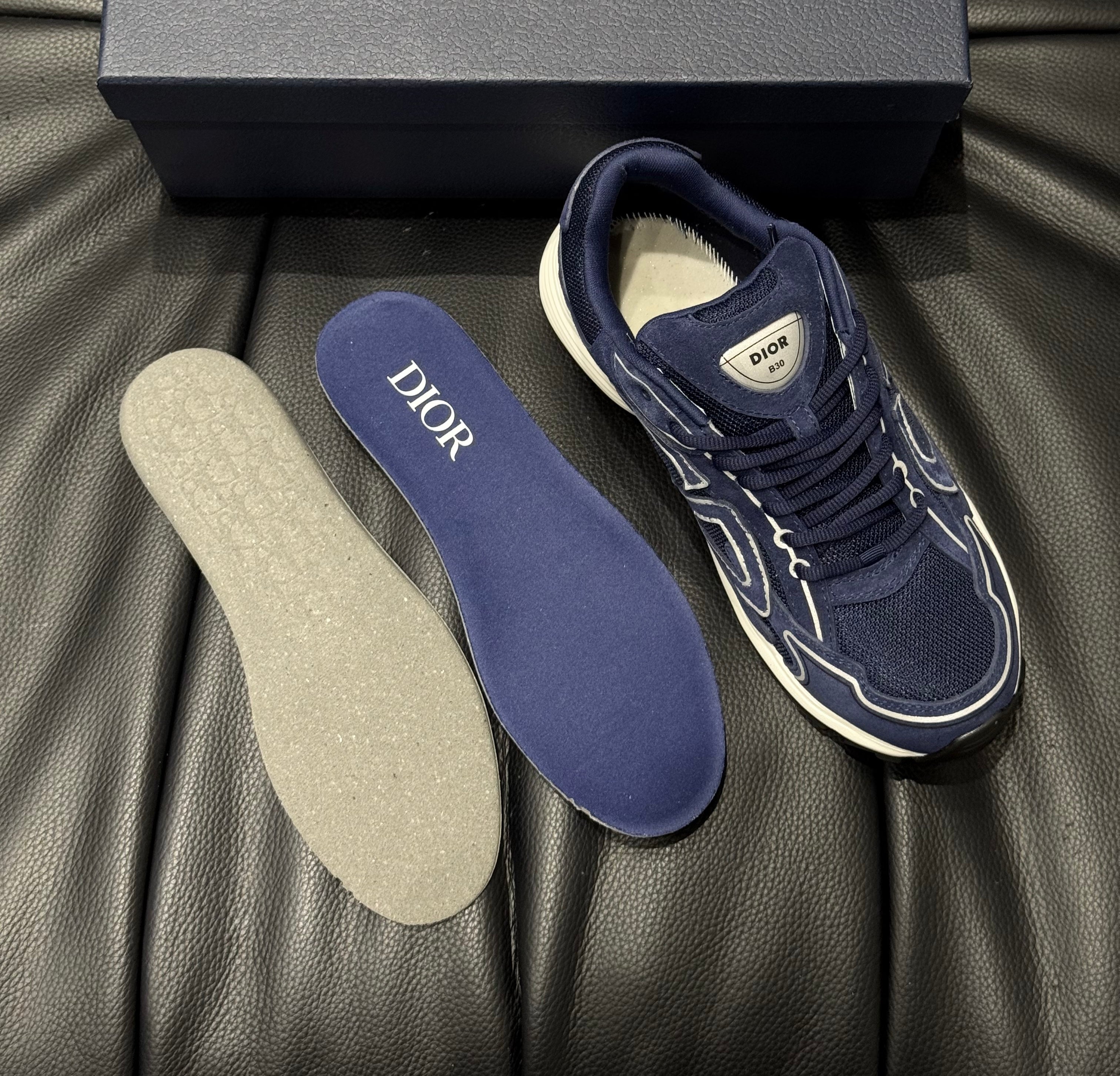 SNEAKERS B30 V3S 2025 💡 VERSION BIEN LISSE SUEDE BLEU RÉFLECTIVE RÉACTION CORRECTES  FACTURE PACKAGING COMPLET MODÈLE POUSSÉ