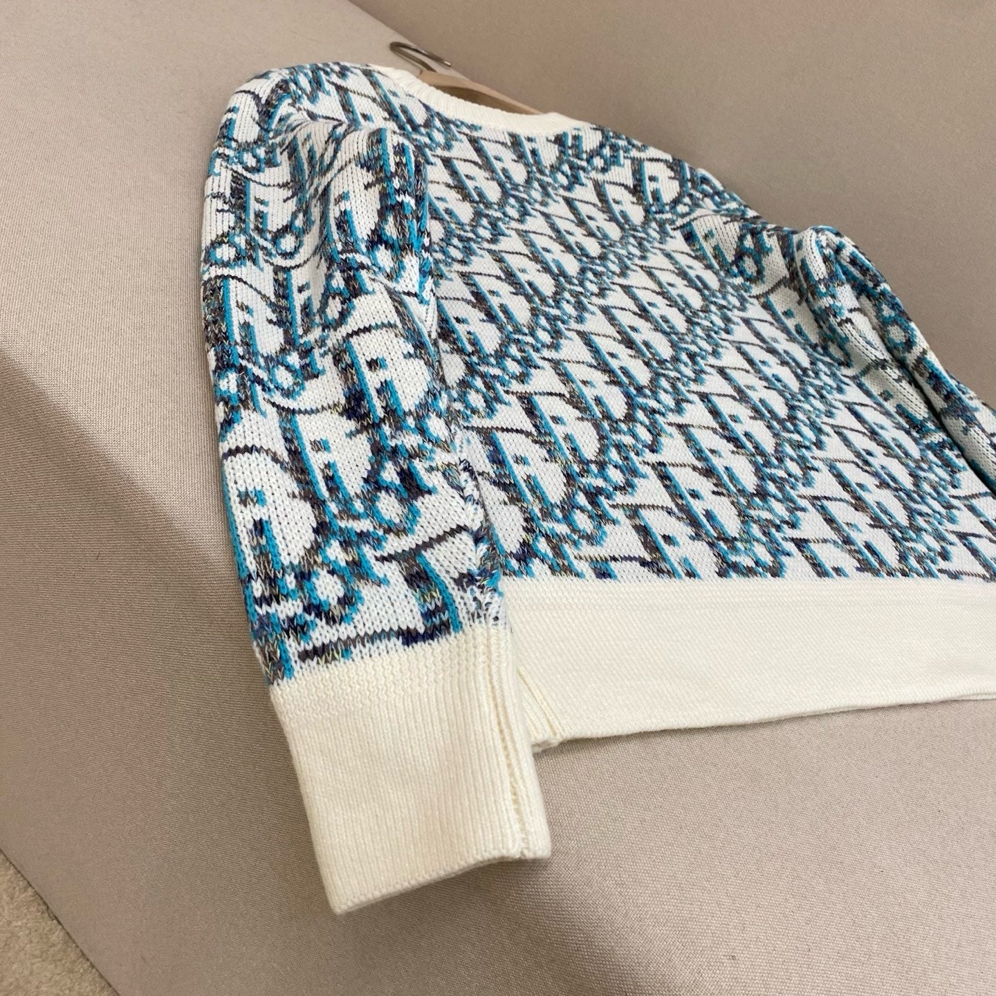 Pull CD Oblique Jacquard de laine vierge blanche et bleue