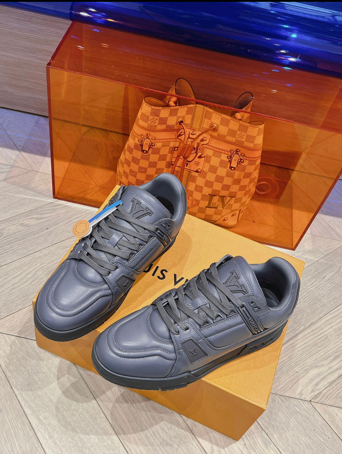 Lv trainers grise facture