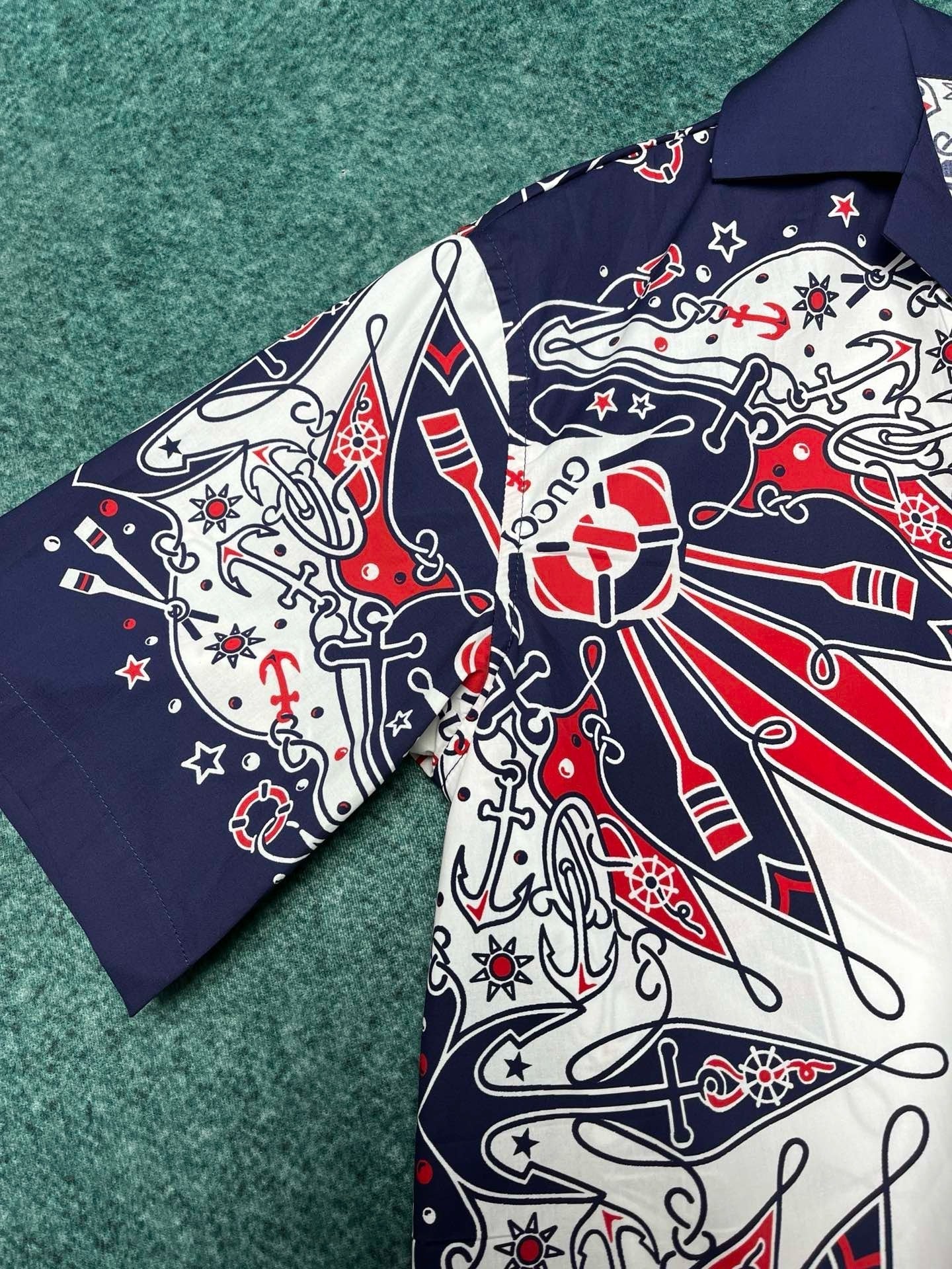 T-SHIRT AUS BAUMWOLLE MIT DOPPEL-G-BANDANA-PRINT