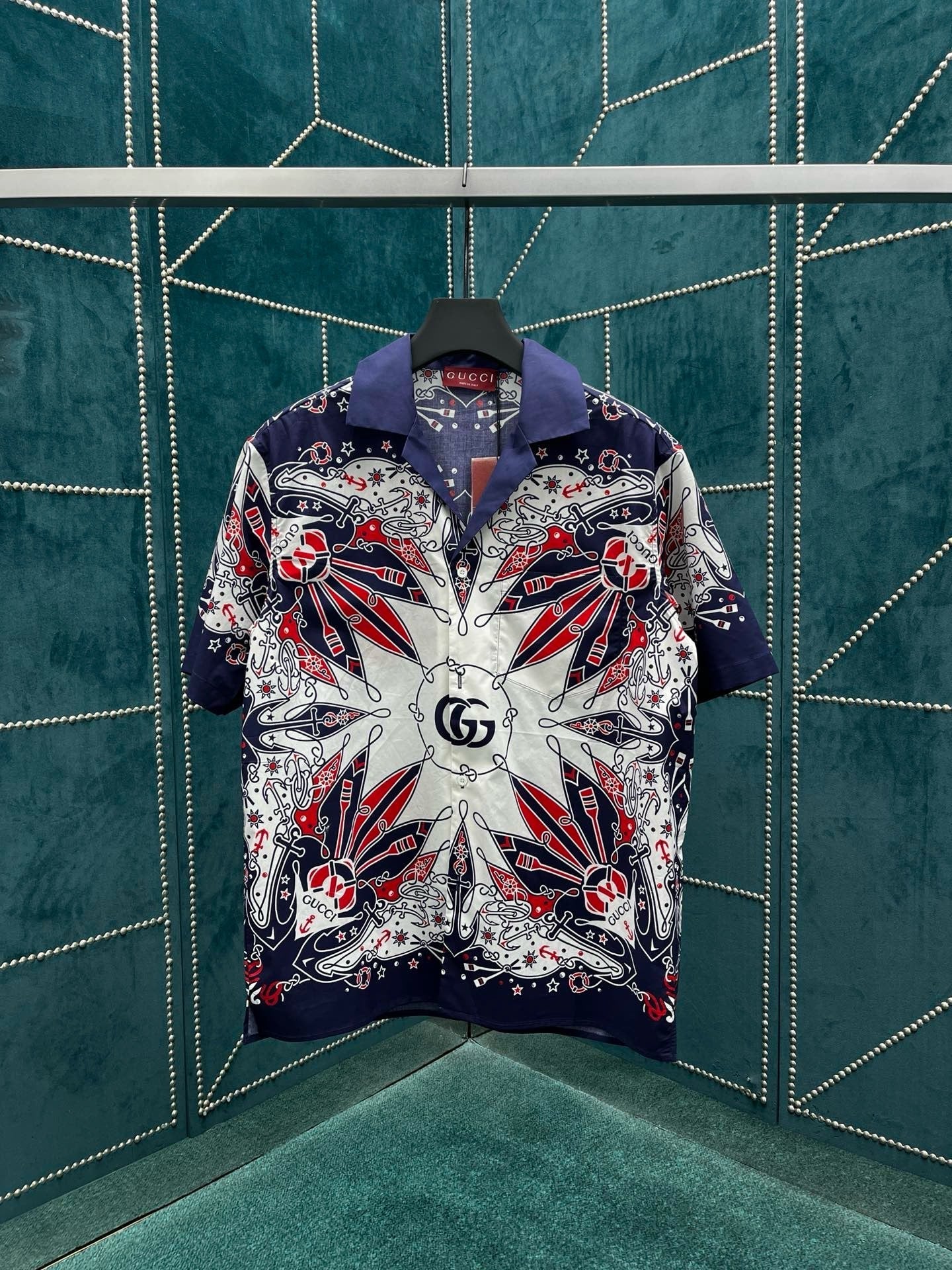 T-SHIRT AUS BAUMWOLLE MIT DOPPEL-G-BANDANA-PRINT