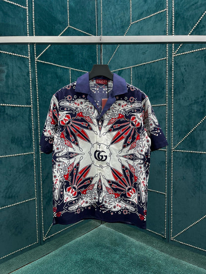 T-SHIRT AUS BAUMWOLLE MIT DOPPEL-G-BANDANA-PRINT