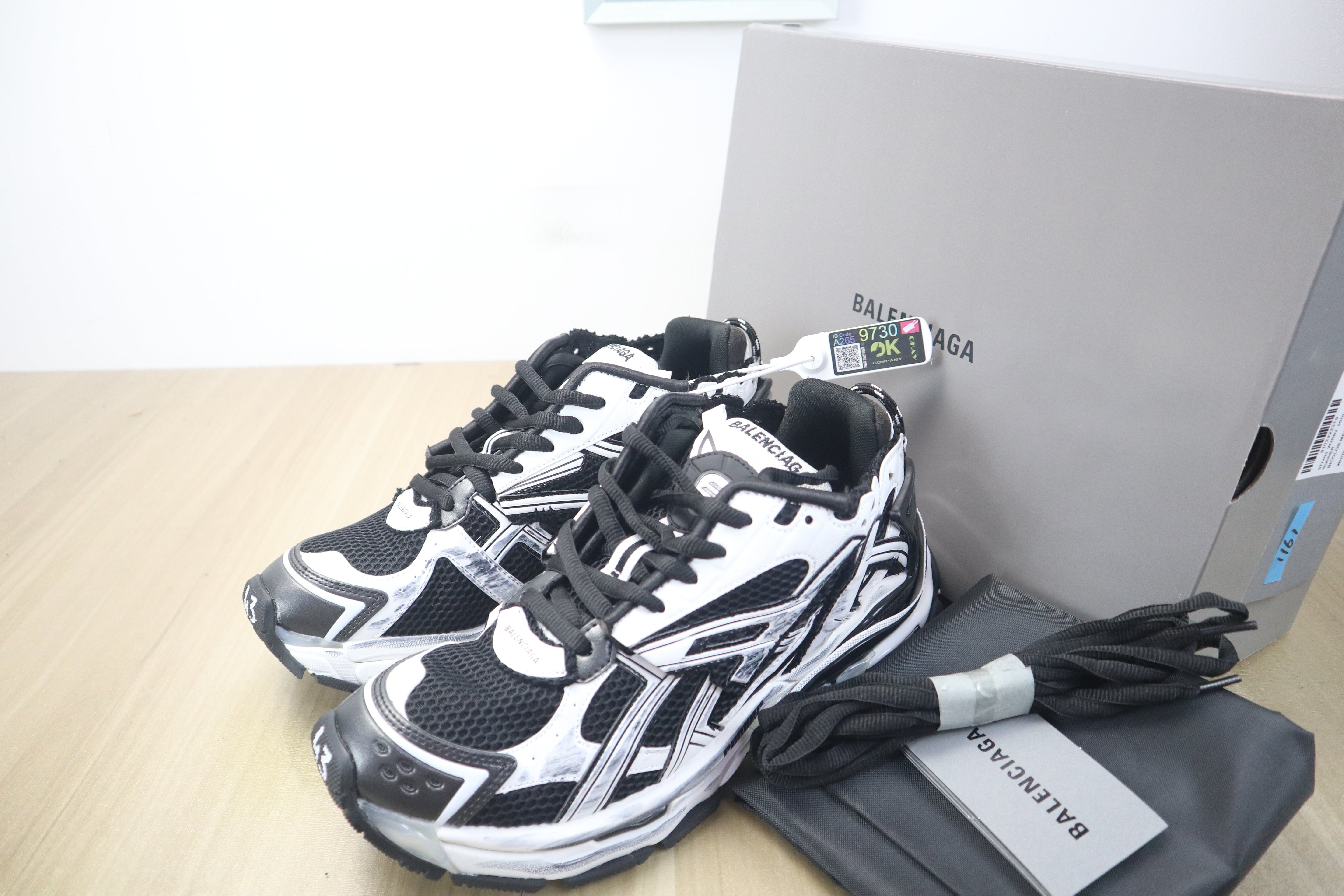Blncg Runner black white invoice