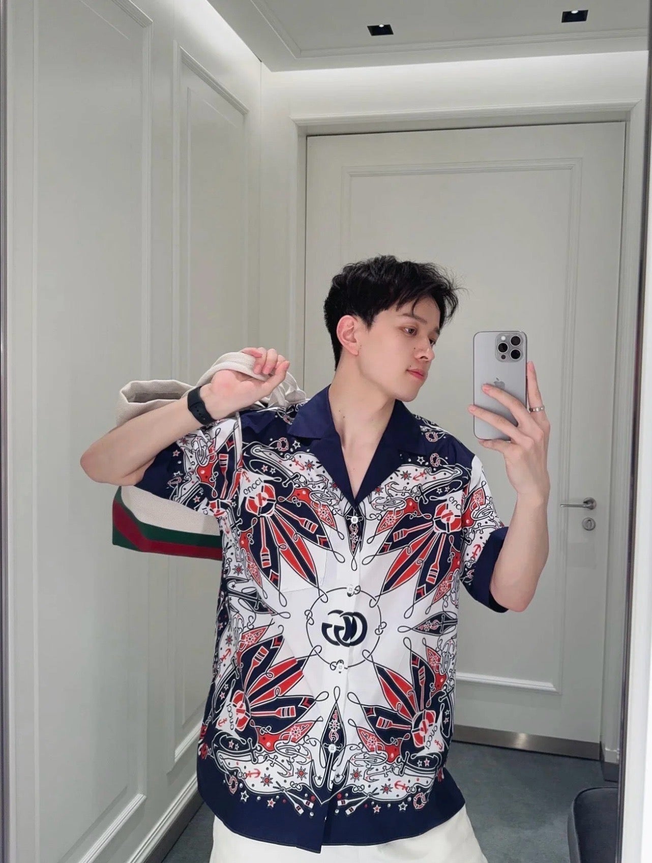 T-SHIRT AUS BAUMWOLLE MIT DOPPEL-G-BANDANA-PRINT