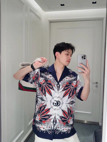 T-SHIRT AUS BAUMWOLLE MIT DOPPEL-G-BANDANA-PRINT