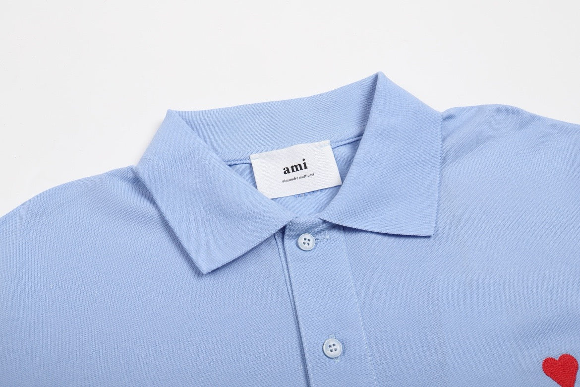Polo bleu  à petit logo ami de cœur rouge