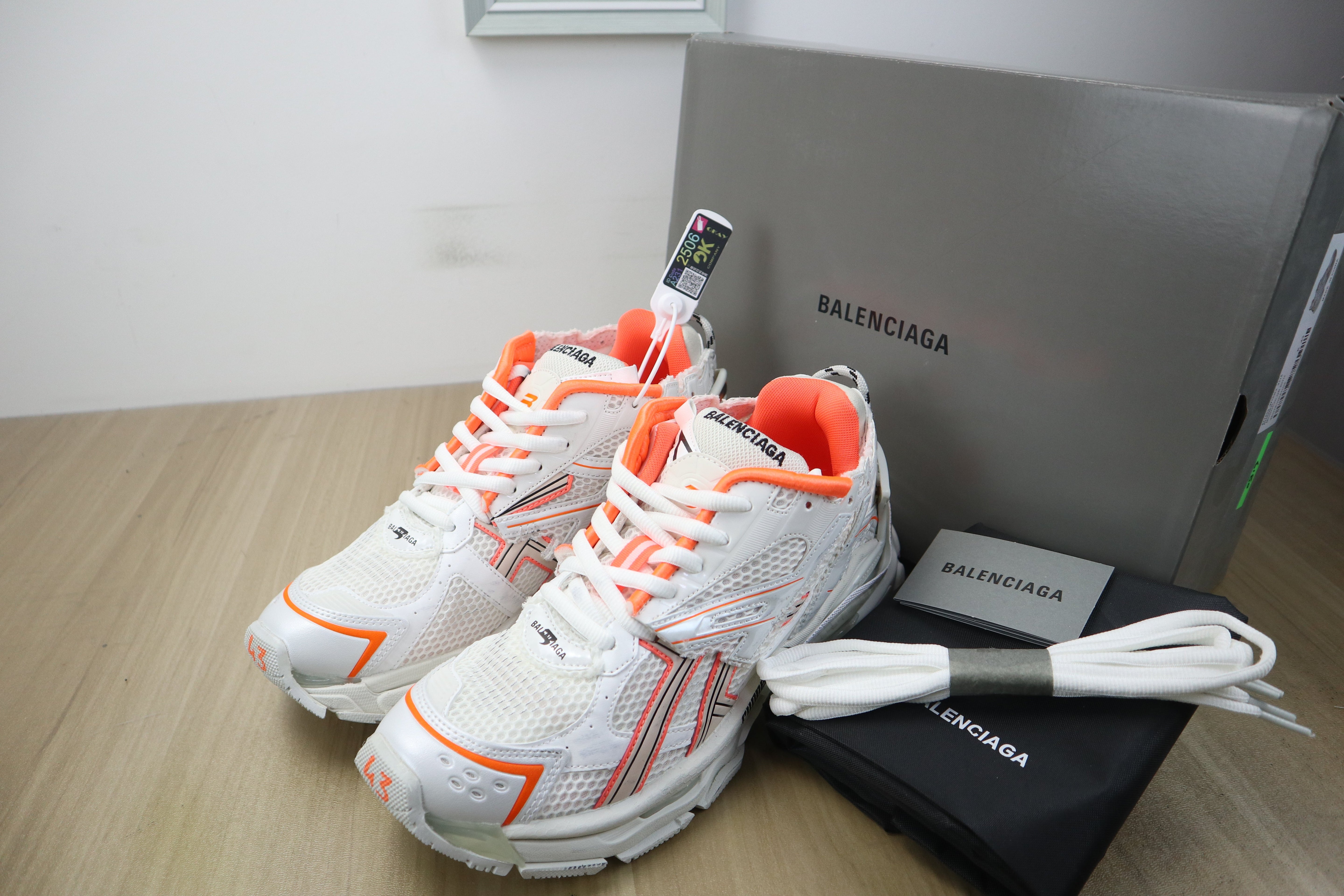 Blcg Runner white orange invoice