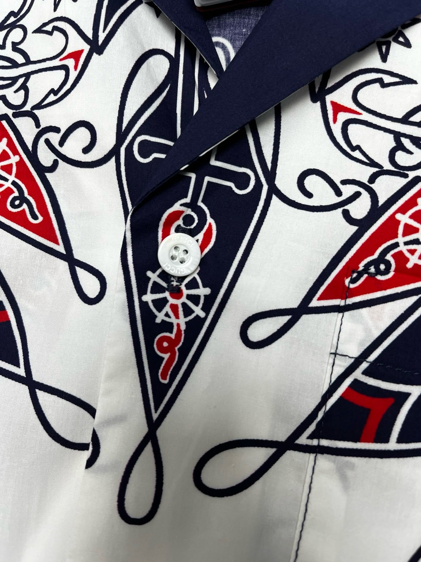 T-SHIRT AUS BAUMWOLLE MIT DOPPEL-G-BANDANA-PRINT