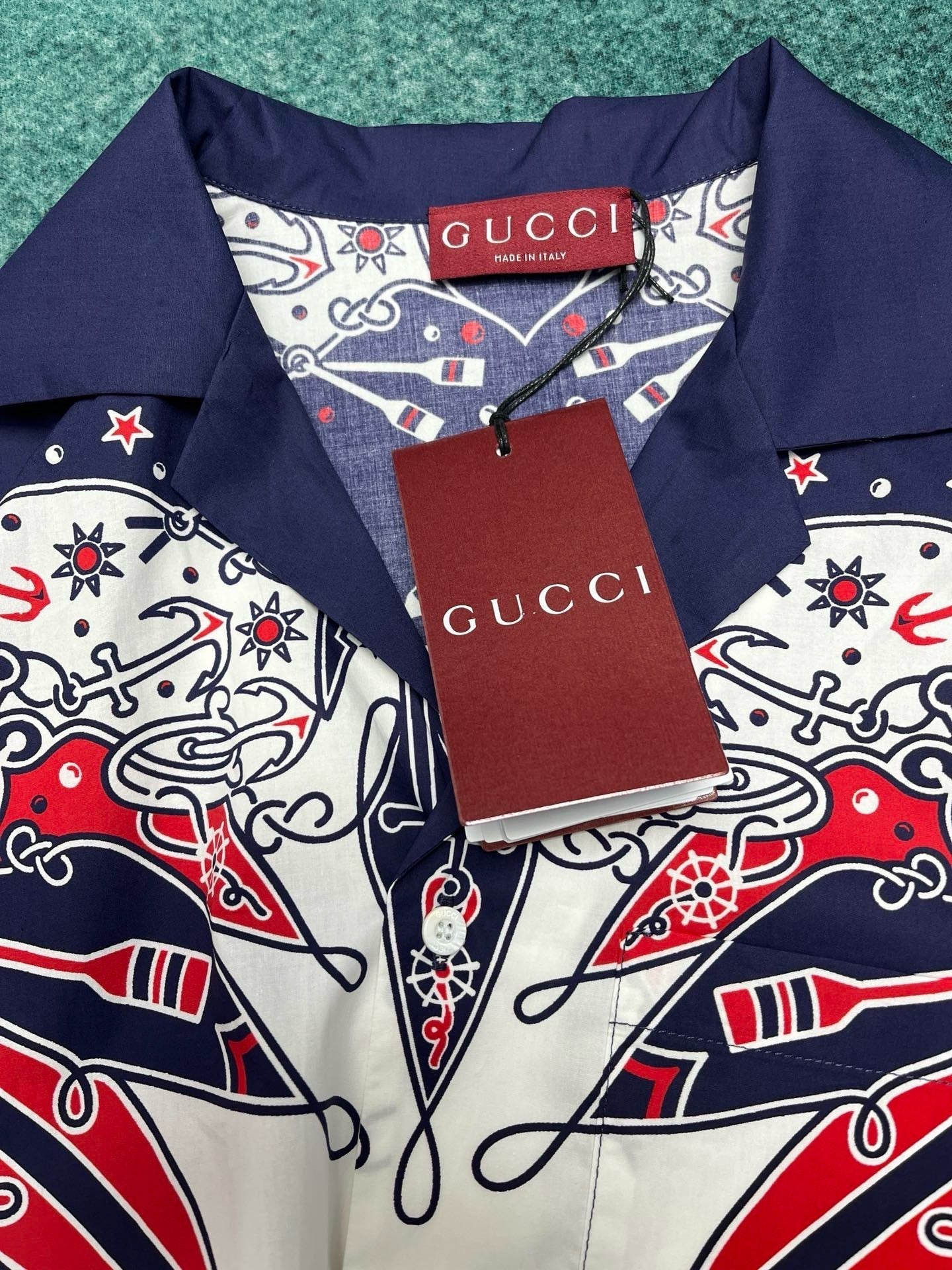 T-SHIRT AUS BAUMWOLLE MIT DOPPEL-G-BANDANA-PRINT