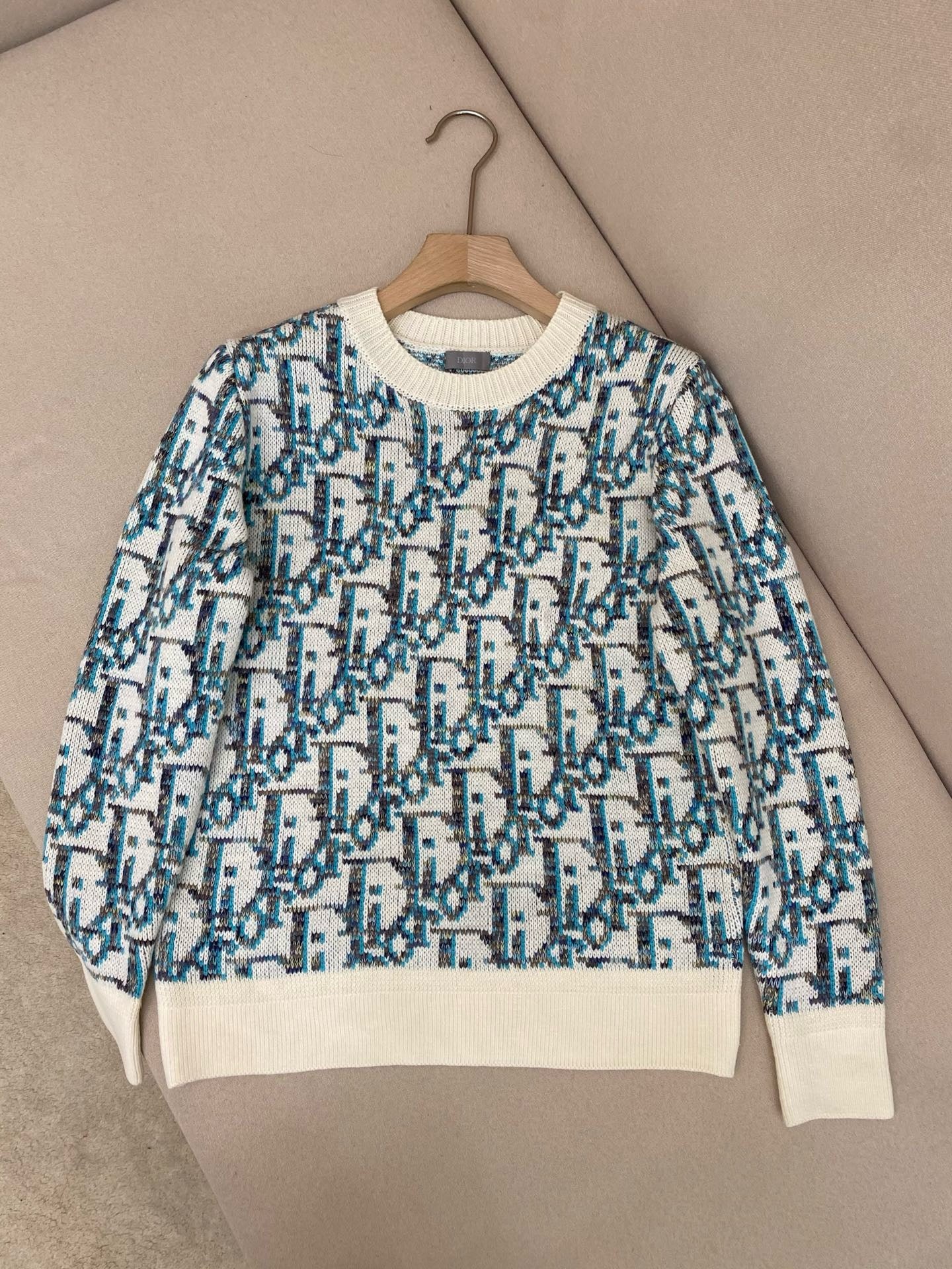 Pull CD Oblique Jacquard de laine vierge blanche et bleue