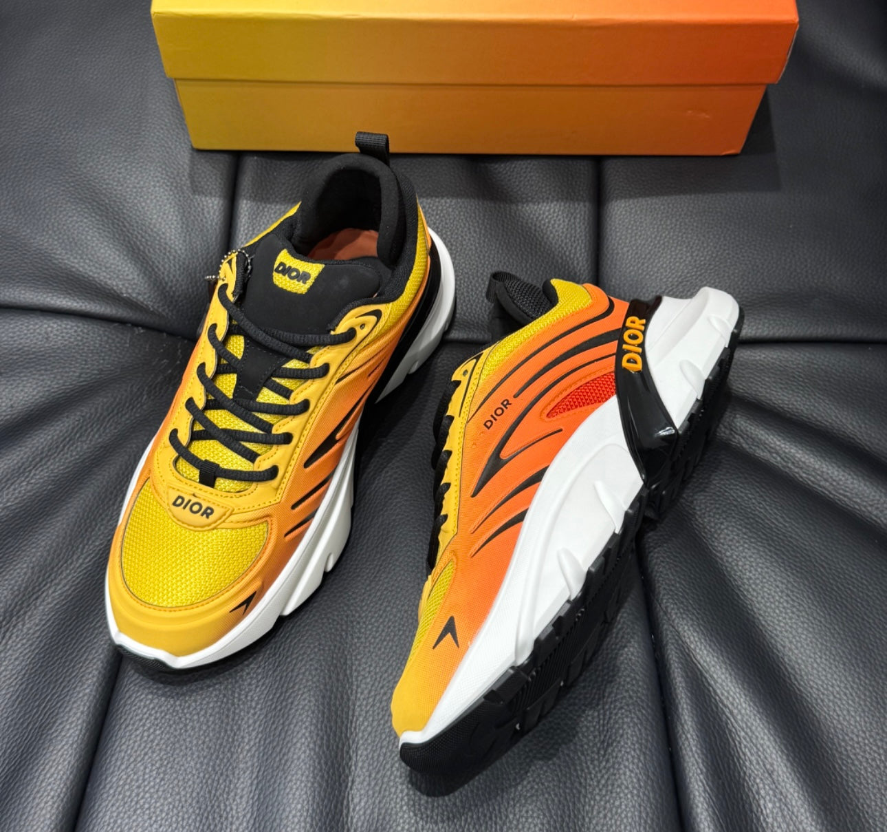 Sneaker B44 Blade DIOR AND LEWIS HAMILTON – ÉDITION LIMITÉE ET NUMÉROTÉE Maille technique orange gradient et tissu technique orange gradient