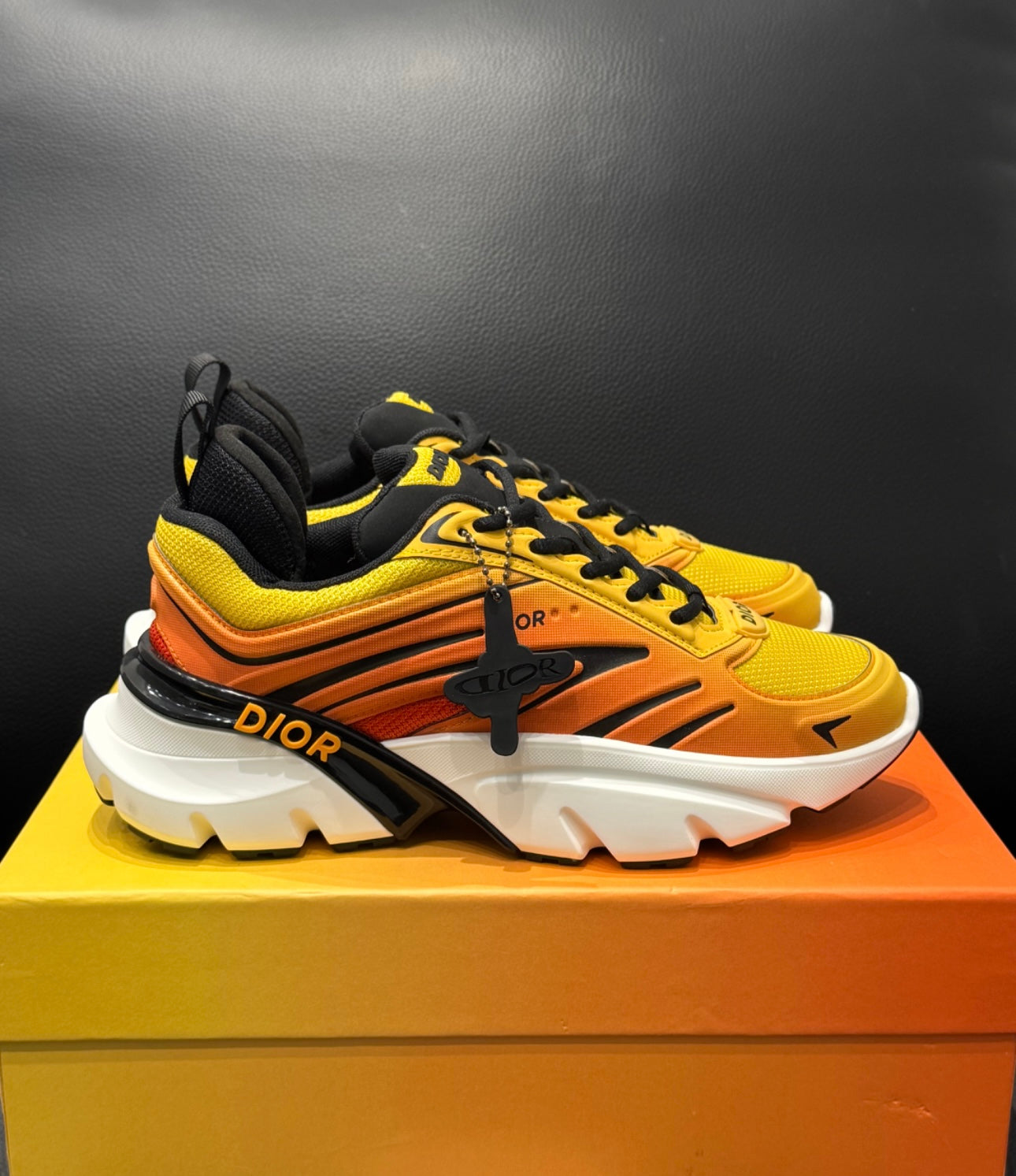 Sneaker B44 Blade DIOR AND LEWIS HAMILTON – ÉDITION LIMITÉE ET NUMÉROTÉE Maille technique orange gradient et tissu technique orange gradient