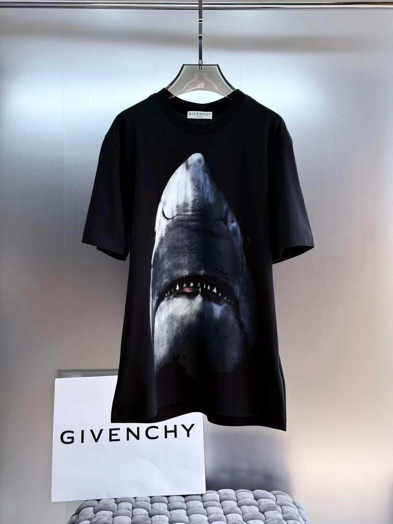 T-shirt Giv Shark