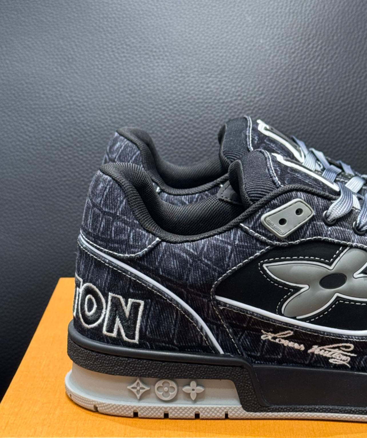 Lv trainers Velcro